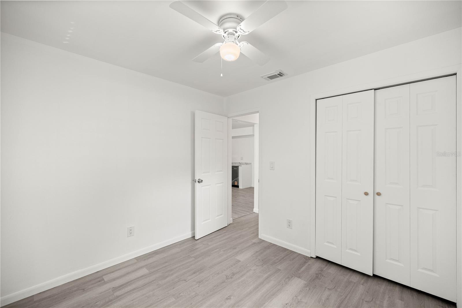 Listing photo id 10 for 323 & 325 Lochview Terrace
