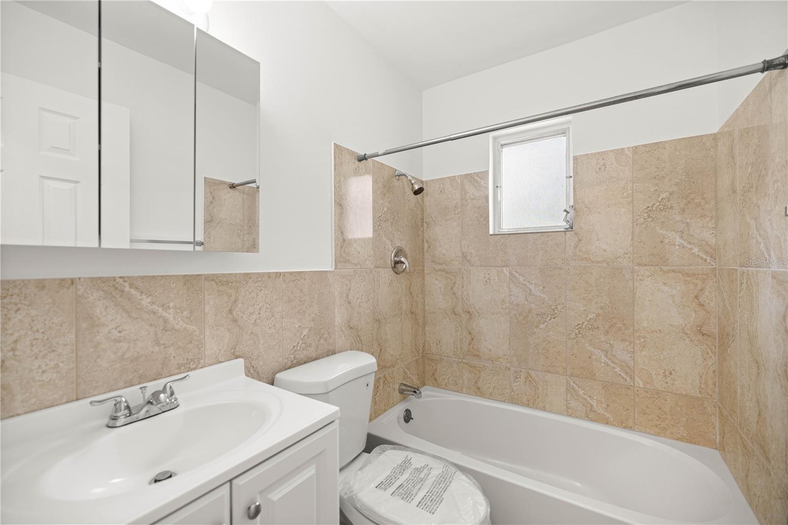 Listing photo id 11 for 323 & 325 Lochview Terrace