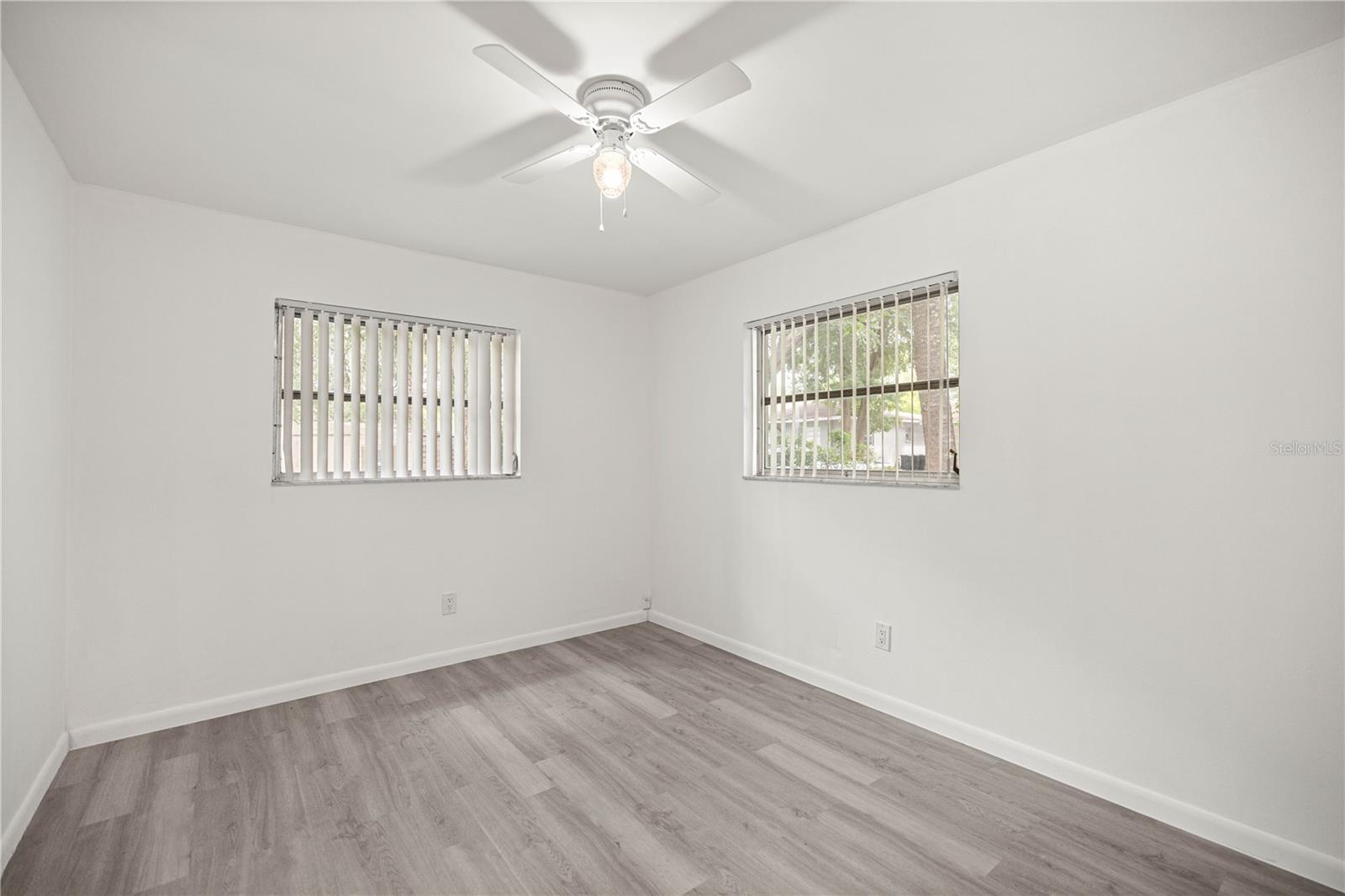Listing photo id 12 for 323 & 325 Lochview Terrace