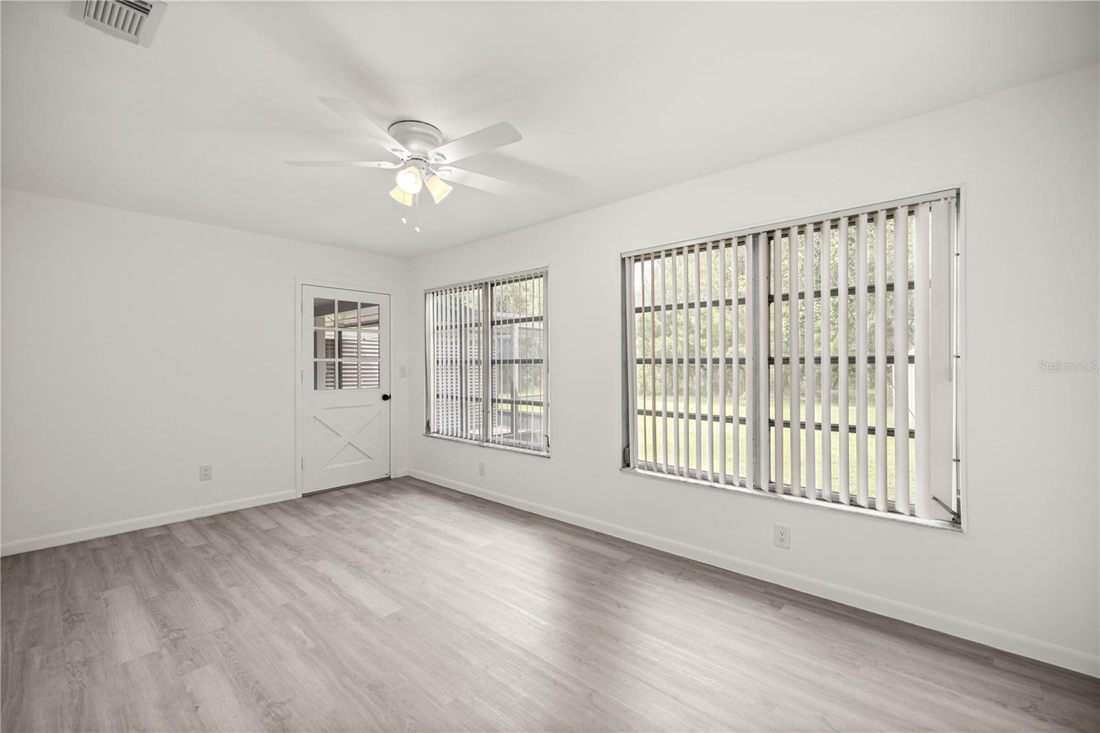 Listing photo id 14 for 323 & 325 Lochview Terrace