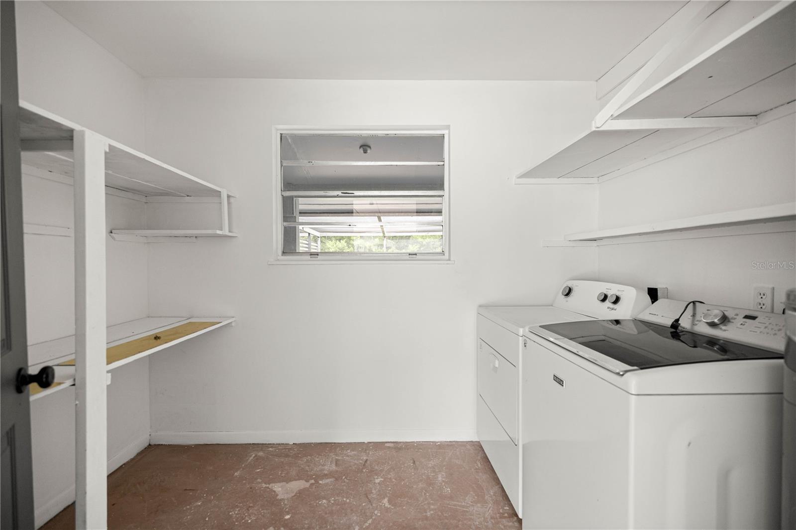 Listing photo id 15 for 323 & 325 Lochview Terrace