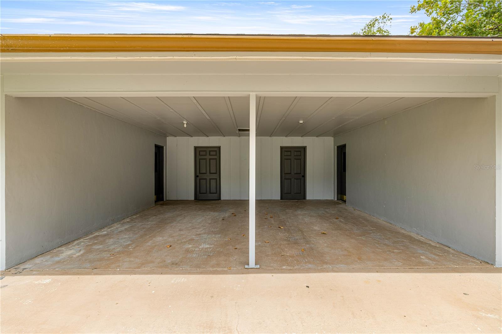 Listing photo id 31 for 323 & 325 Lochview Terrace