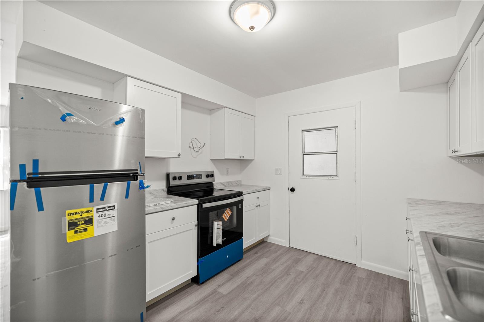 Listing photo id 2 for 323 & 325 Lochview Terrace