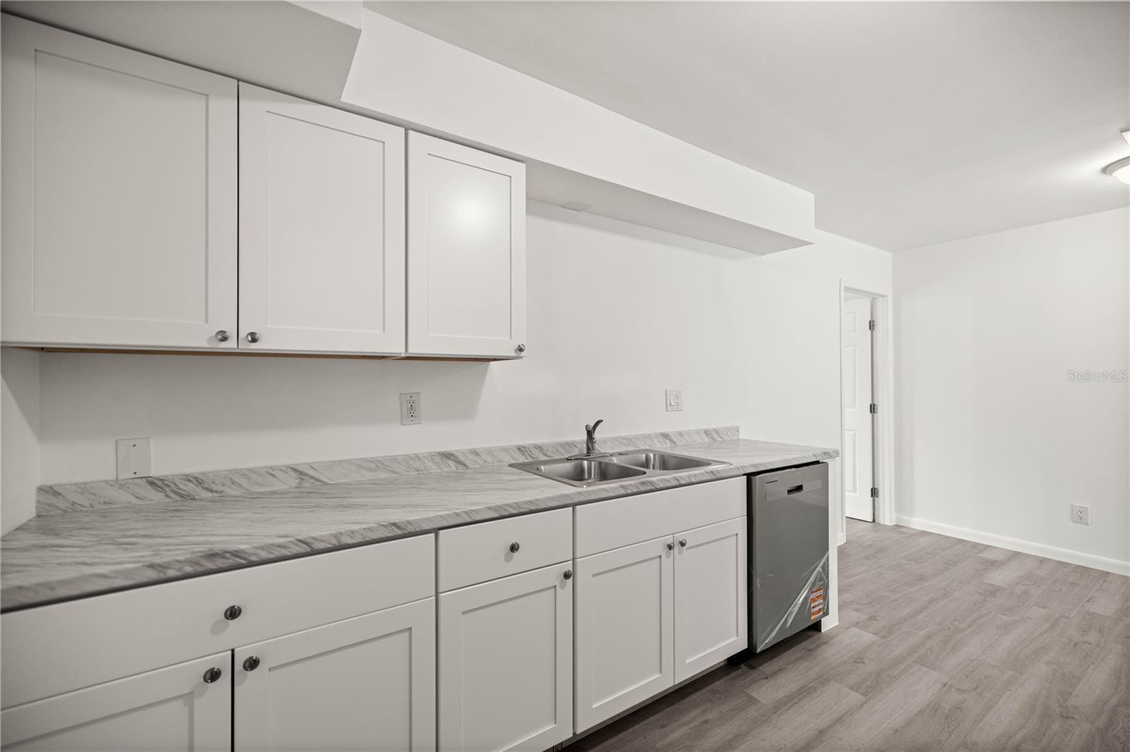 Listing photo id 3 for 323 & 325 Lochview Terrace