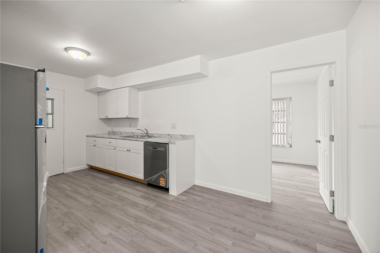 Listing photo id 4 for 323 & 325 Lochview Terrace