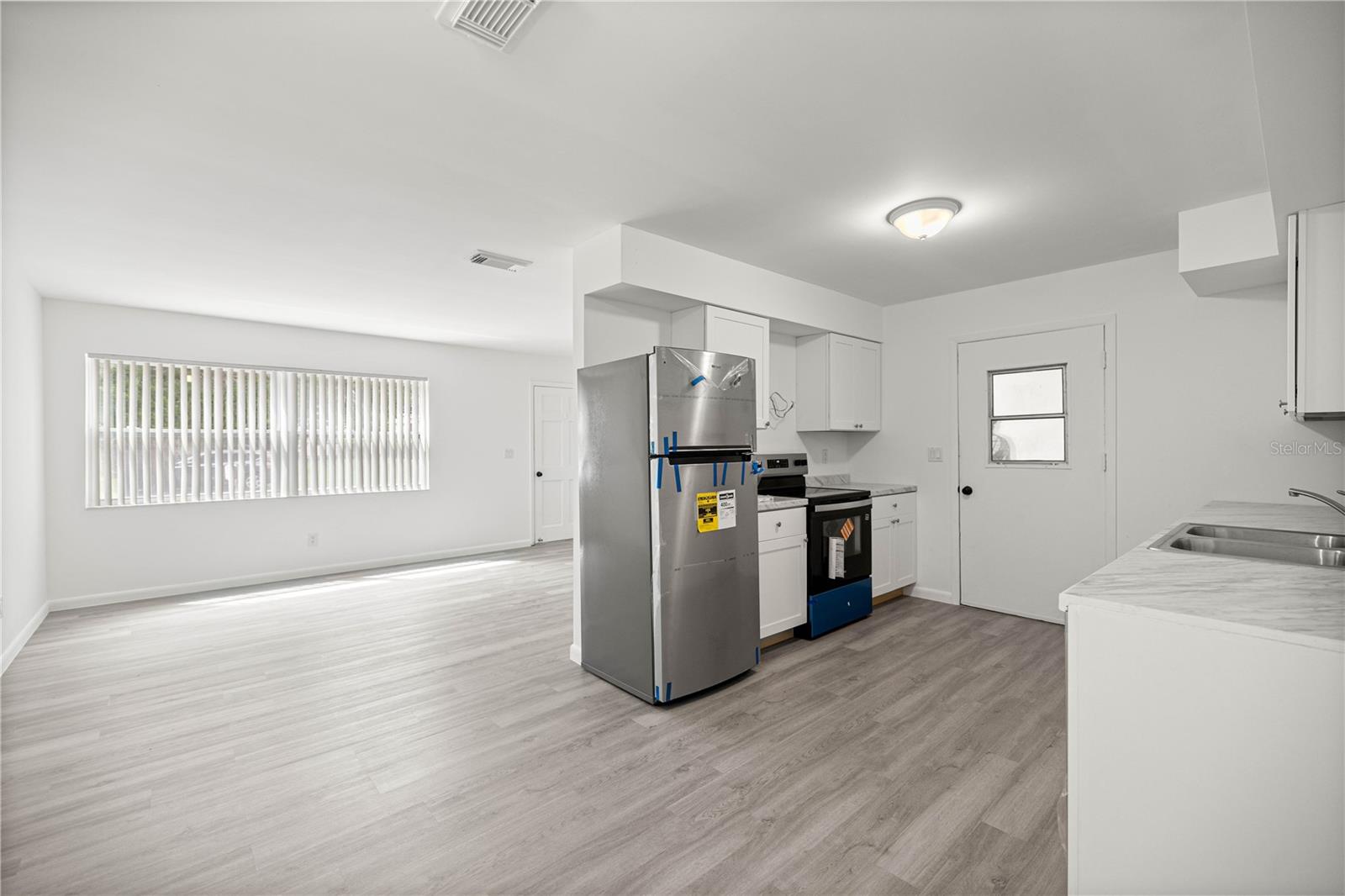 Listing photo id 5 for 323 & 325 Lochview Terrace