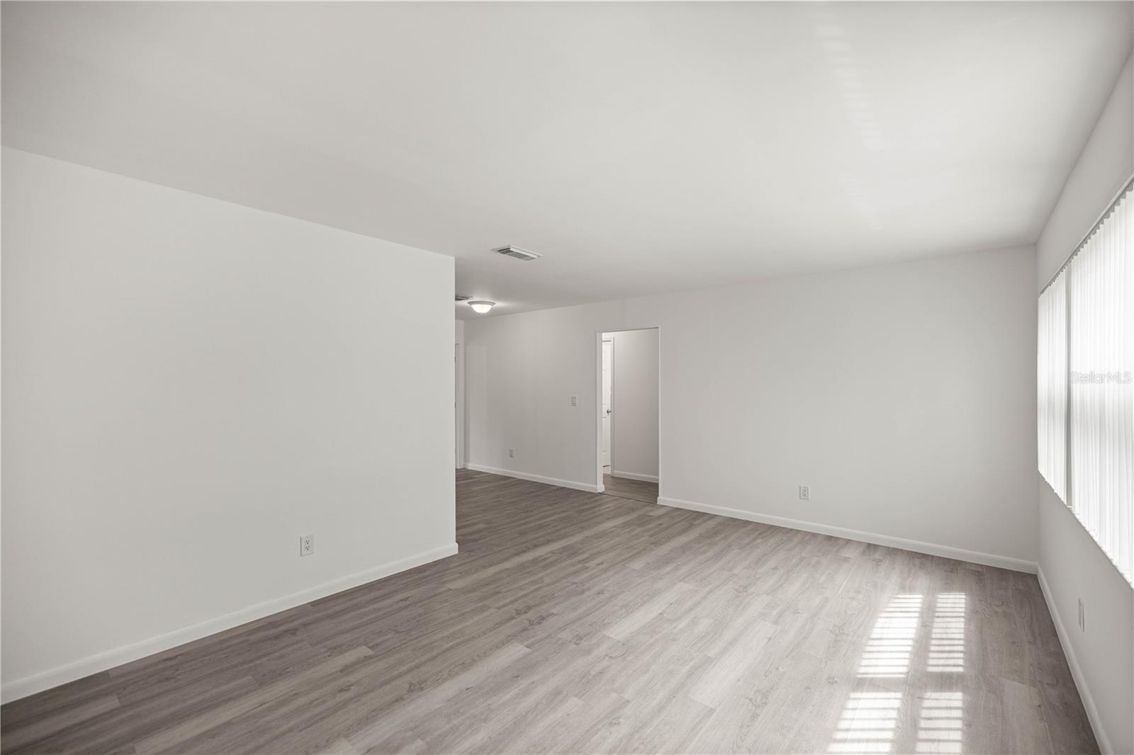 Listing photo id 7 for 323 & 325 Lochview Terrace
