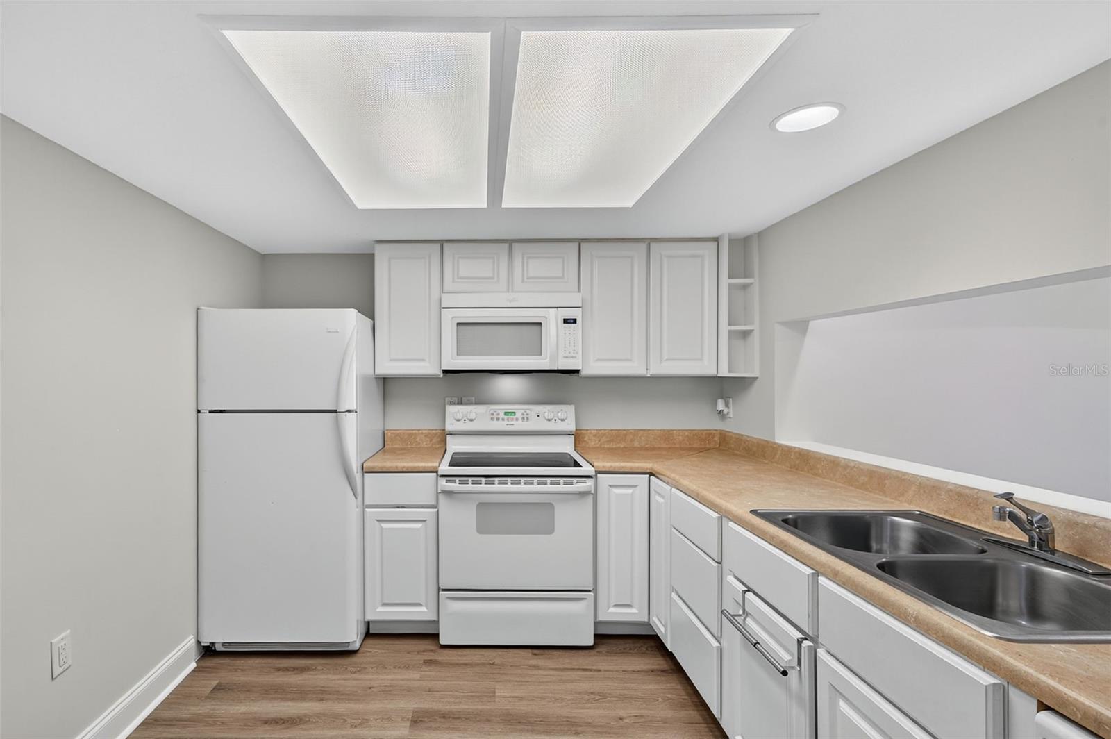 Image 10 of 54 For 2595 Countryside Boulevard 8106