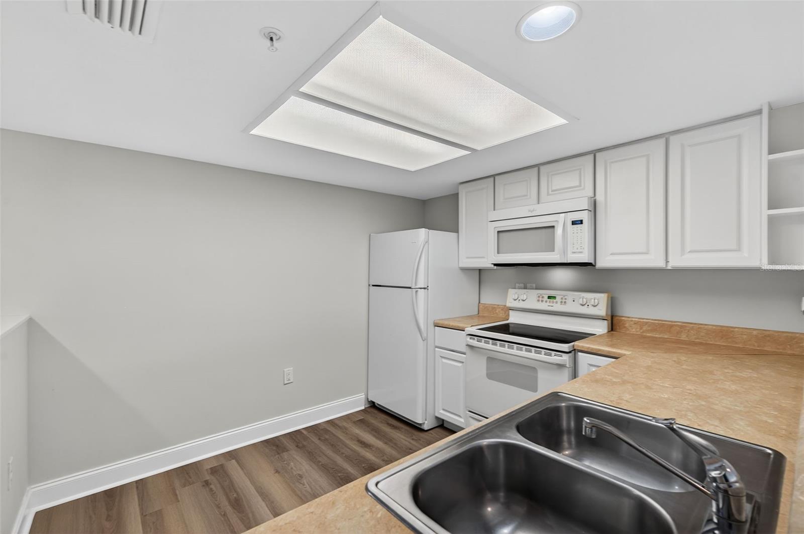 Image 11 of 54 For 2595 Countryside Boulevard 8106
