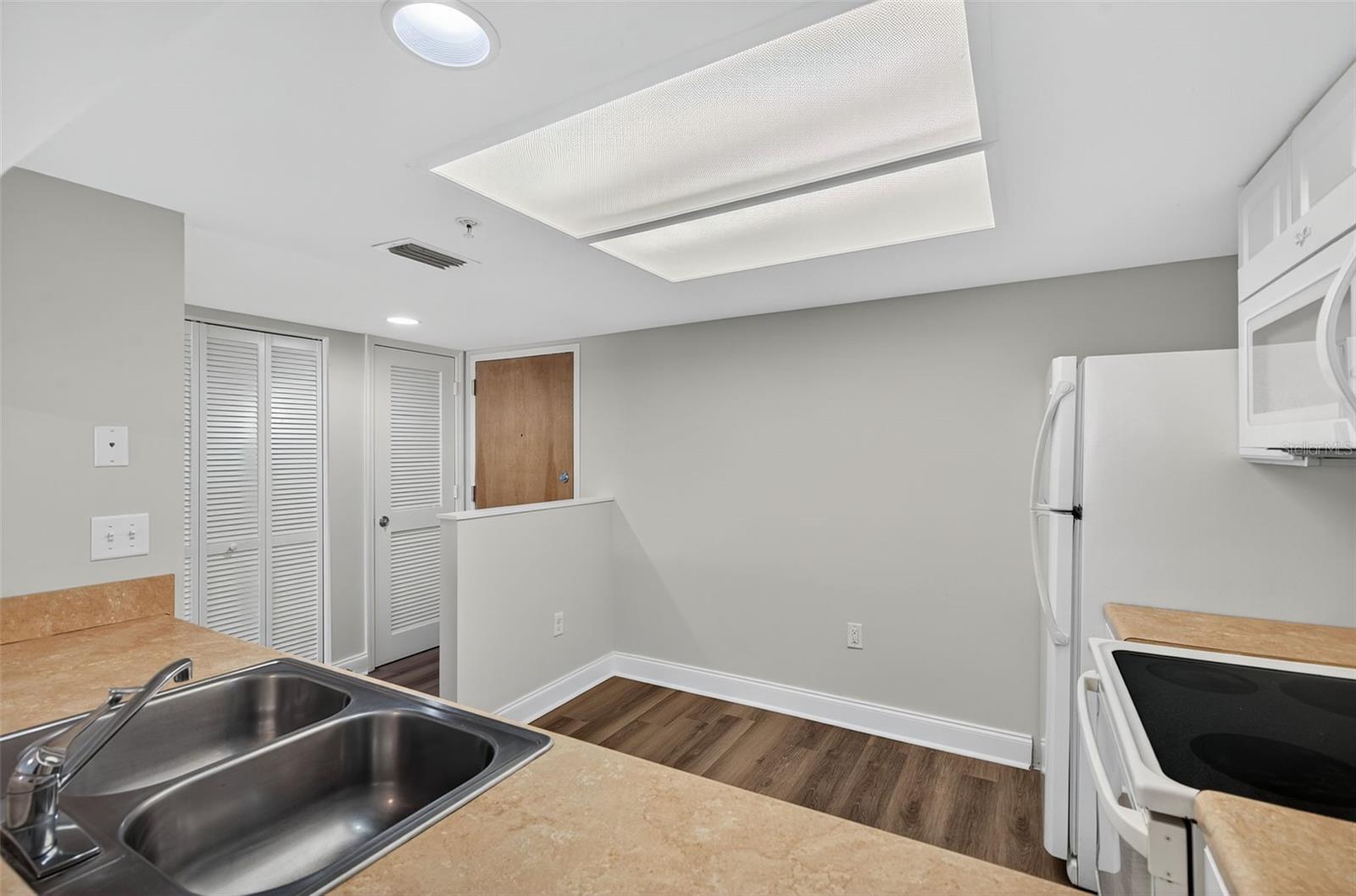 Image 14 of 54 For 2595 Countryside Boulevard 8106
