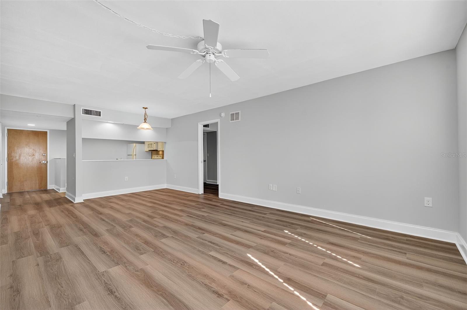 Image 15 of 54 For 2595 Countryside Boulevard 8106