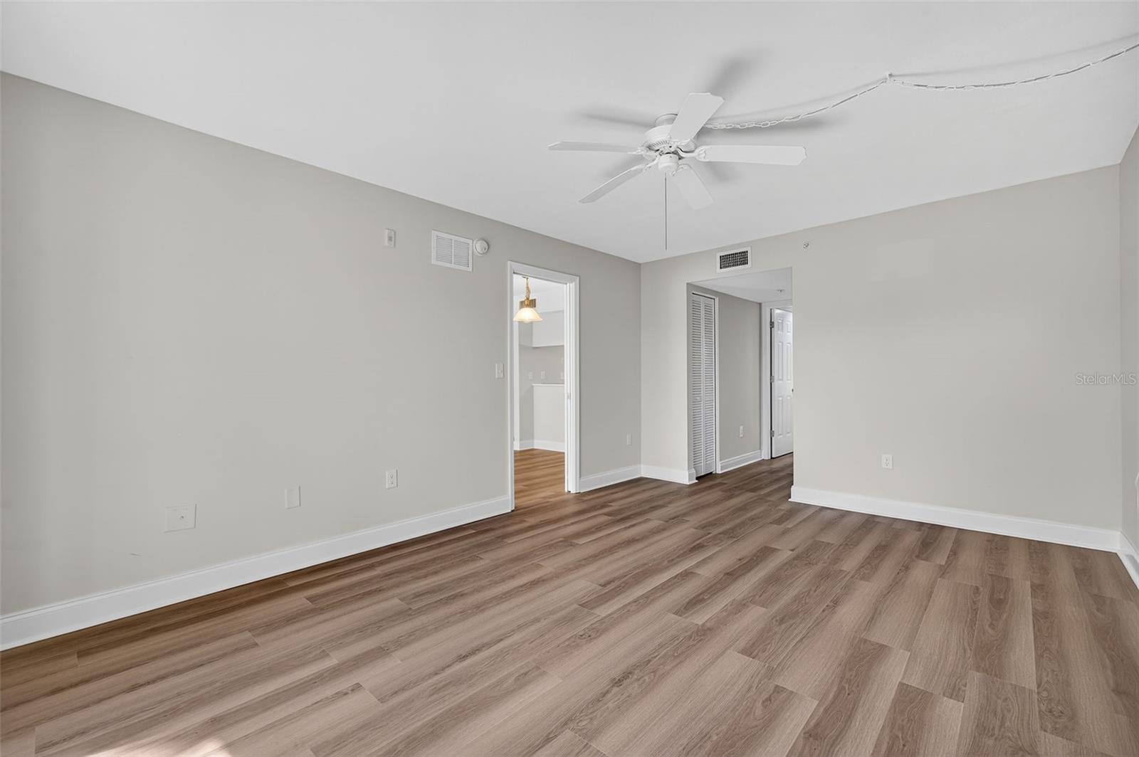 Image 19 of 54 For 2595 Countryside Boulevard 8106