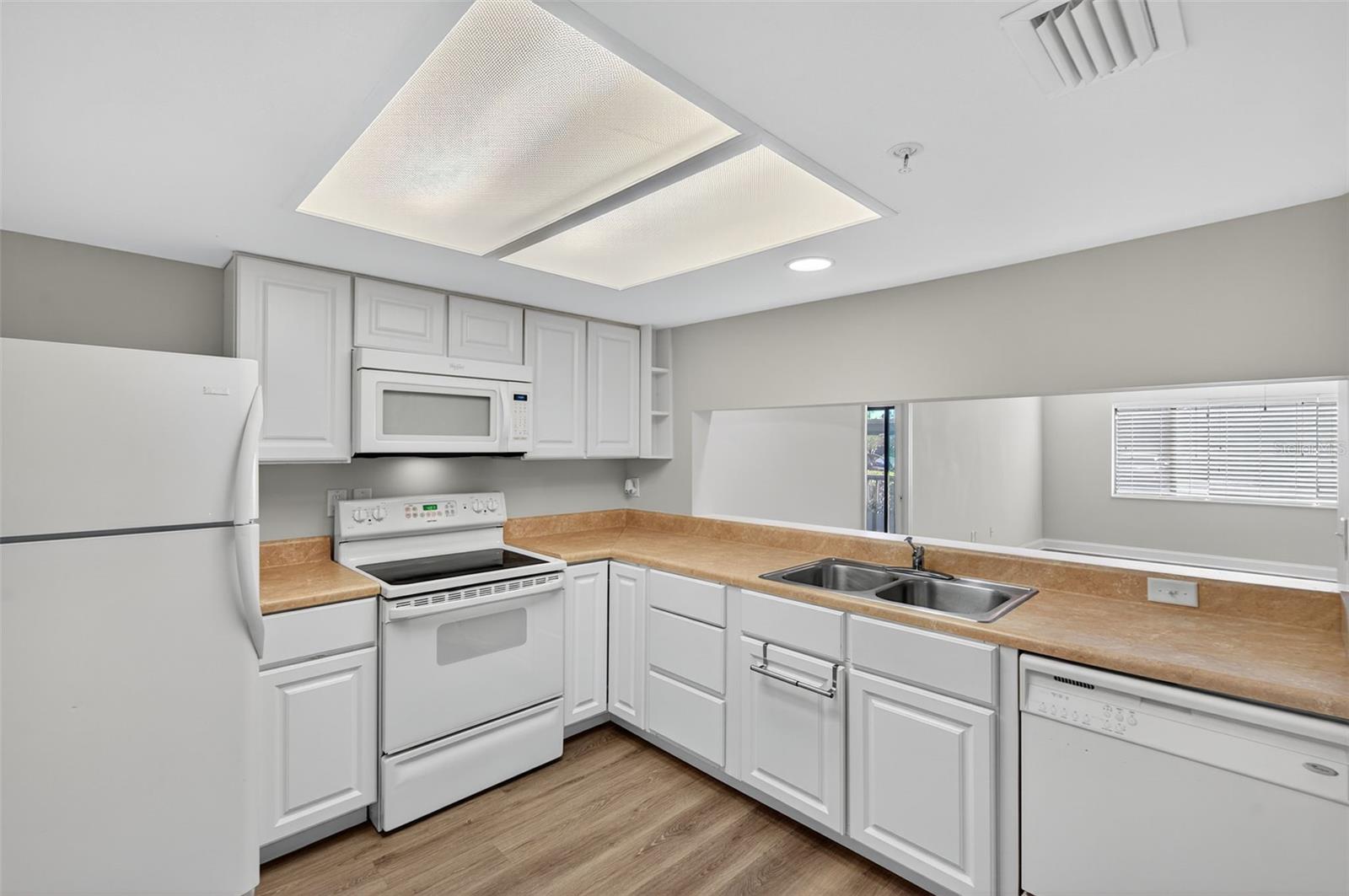 Image 3 of 54 For 2595 Countryside Boulevard 8106