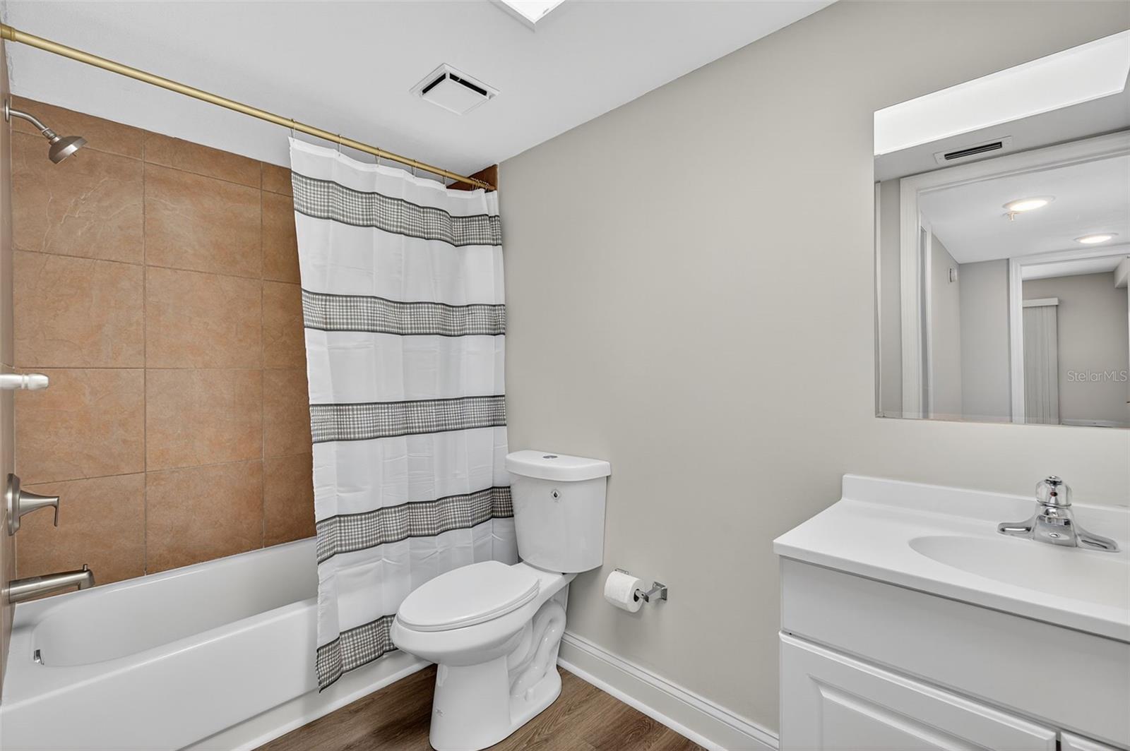 Image 33 of 54 For 2595 Countryside Boulevard 8106