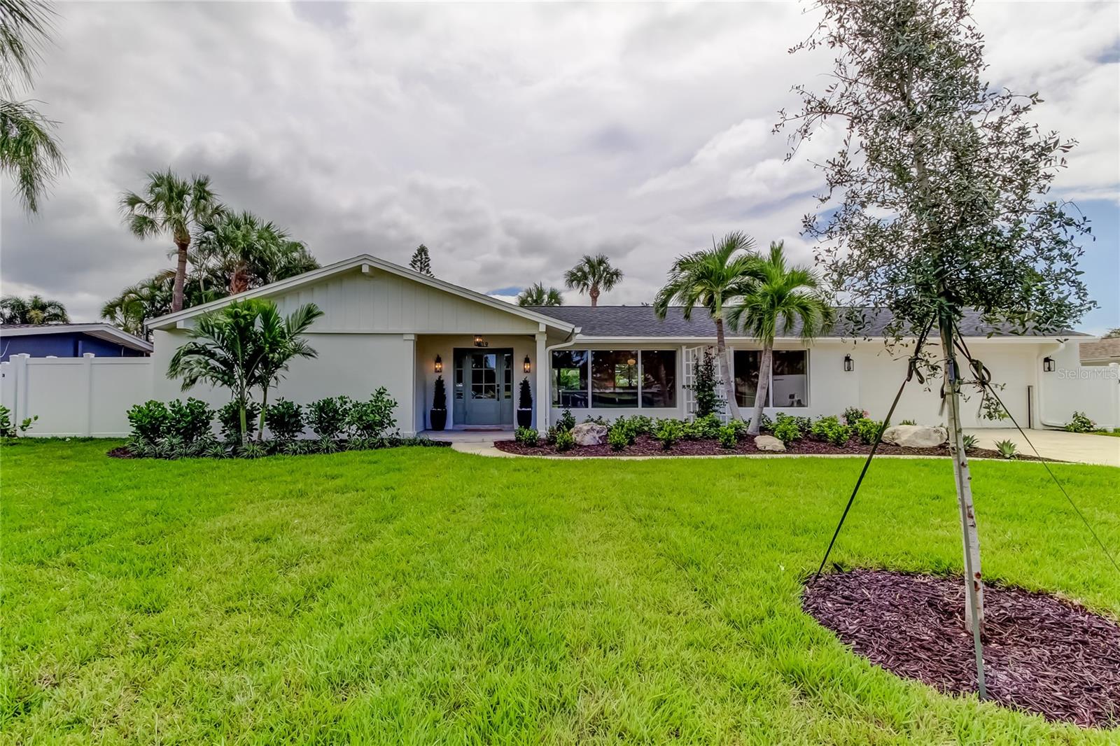 Image 4 of 22 For 819 Jacaranda Dr