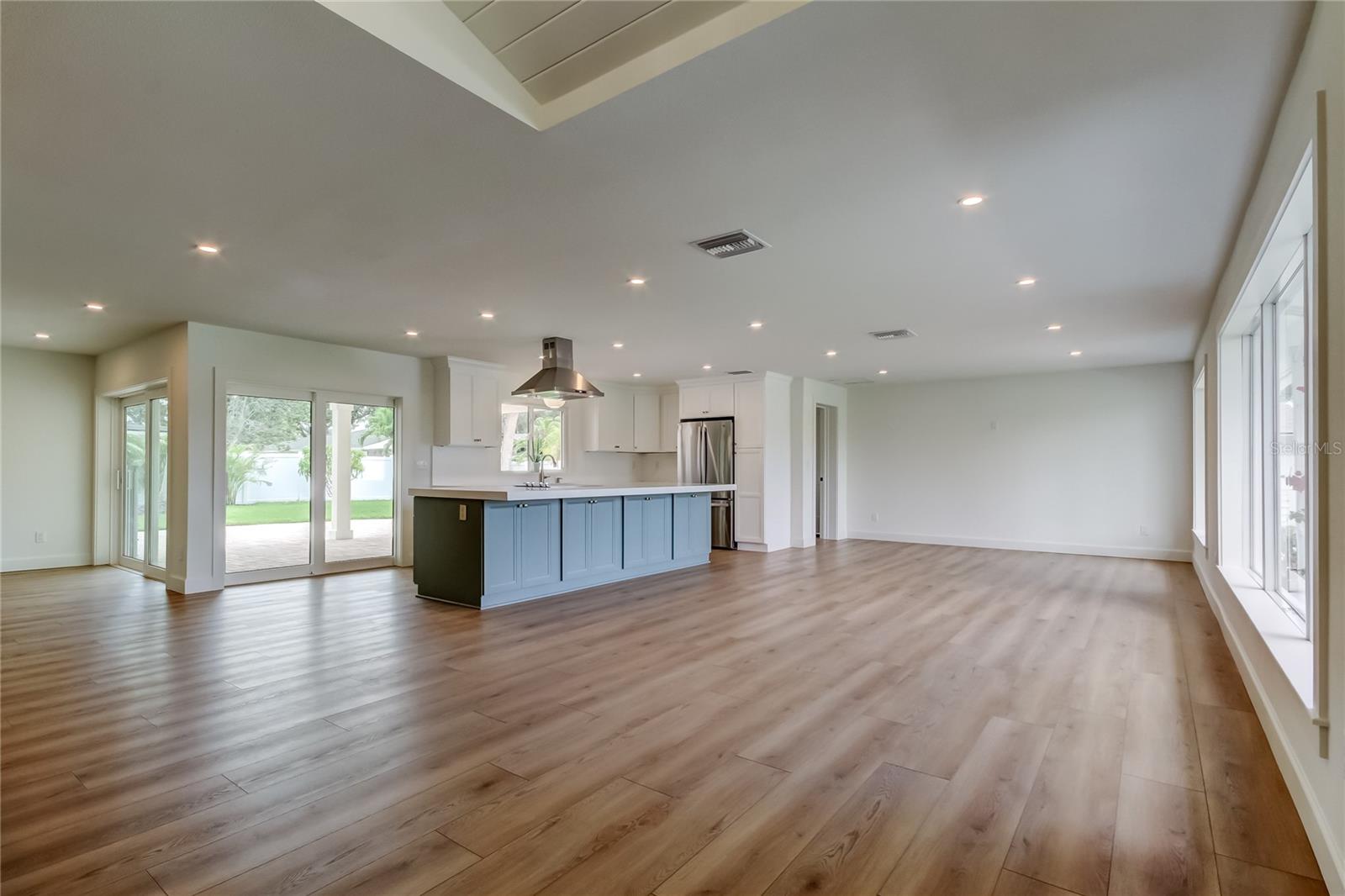 Image 5 of 22 For 819 Jacaranda Dr