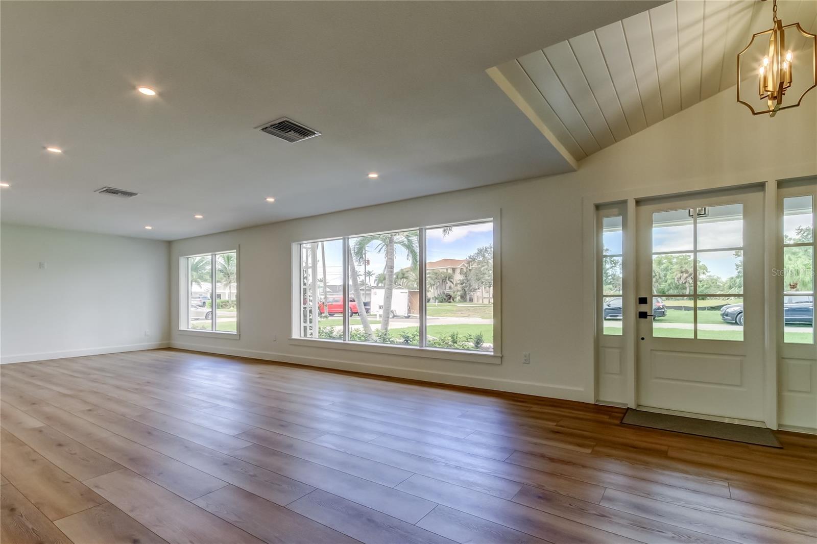 Image 6 of 22 For 819 Jacaranda Dr