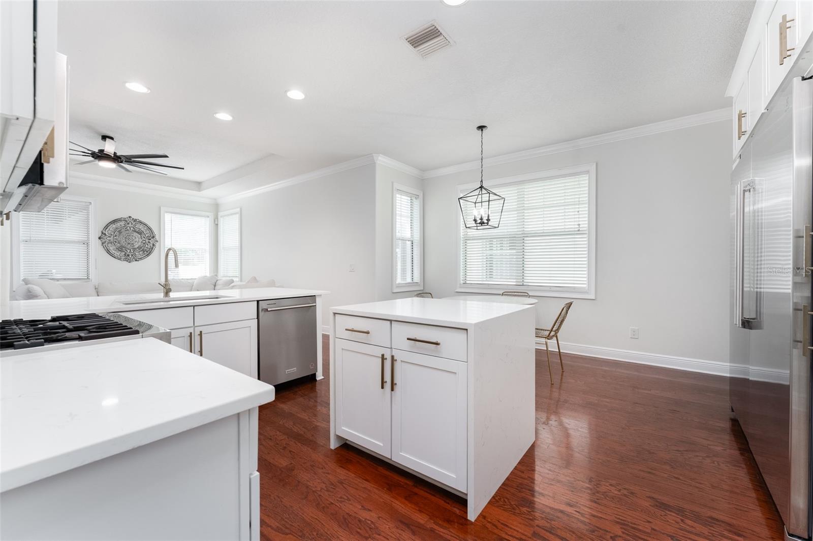 Image 8 of 48 For 16007 Loneoak View Drive