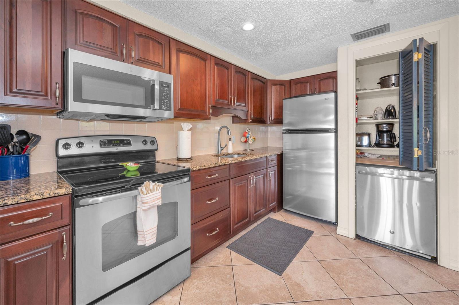 Listing photo id 41 for 2685 St Josephs Drive E