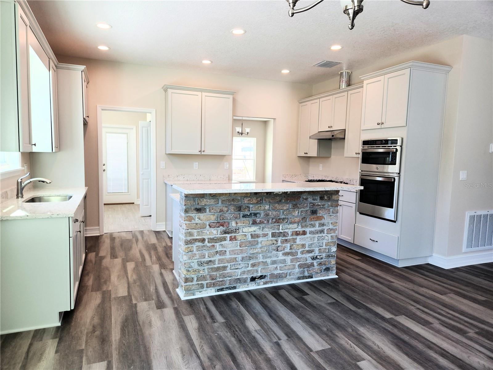 Image 14 of 31 For 416 Shannon Estates Court