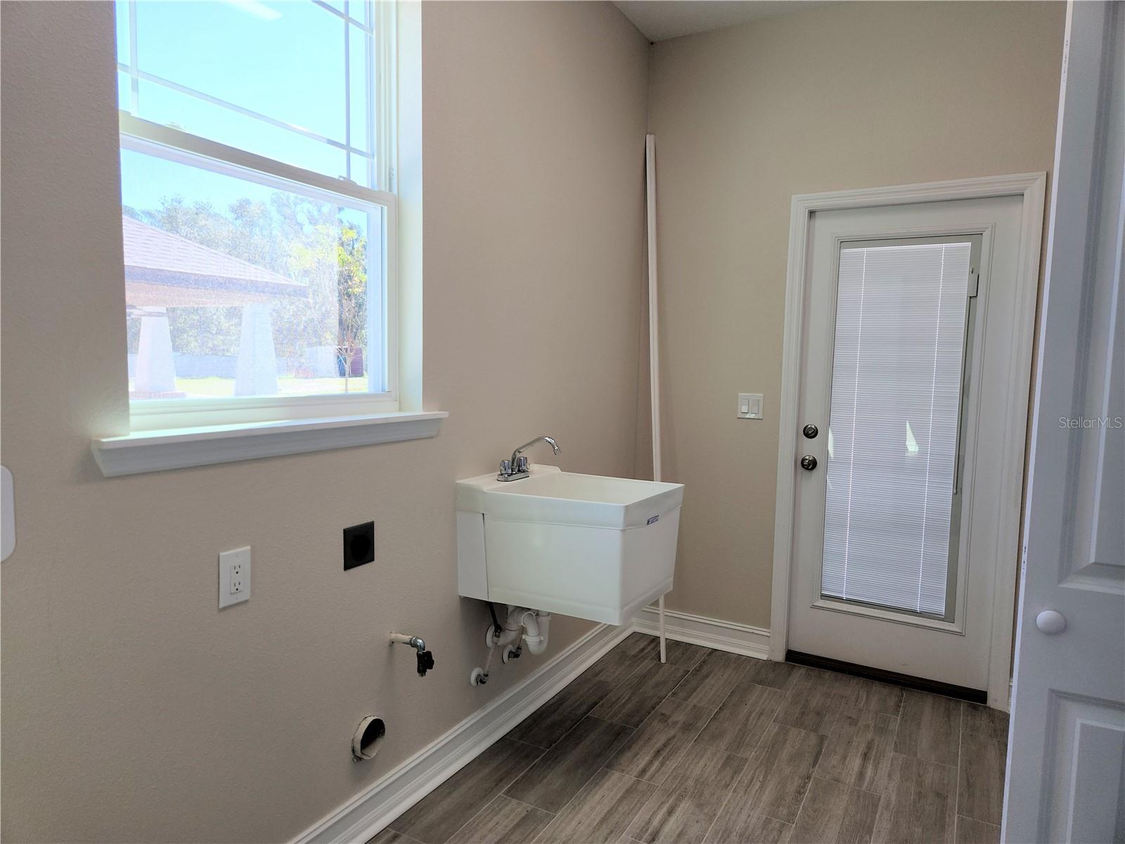 Image 16 of 31 For 416 Shannon Estates Court