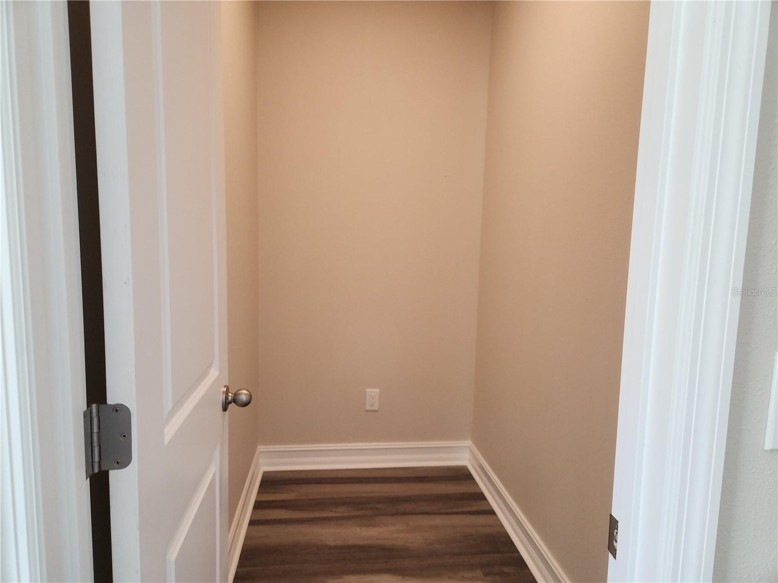 Image 20 of 31 For 416 Shannon Estates Court