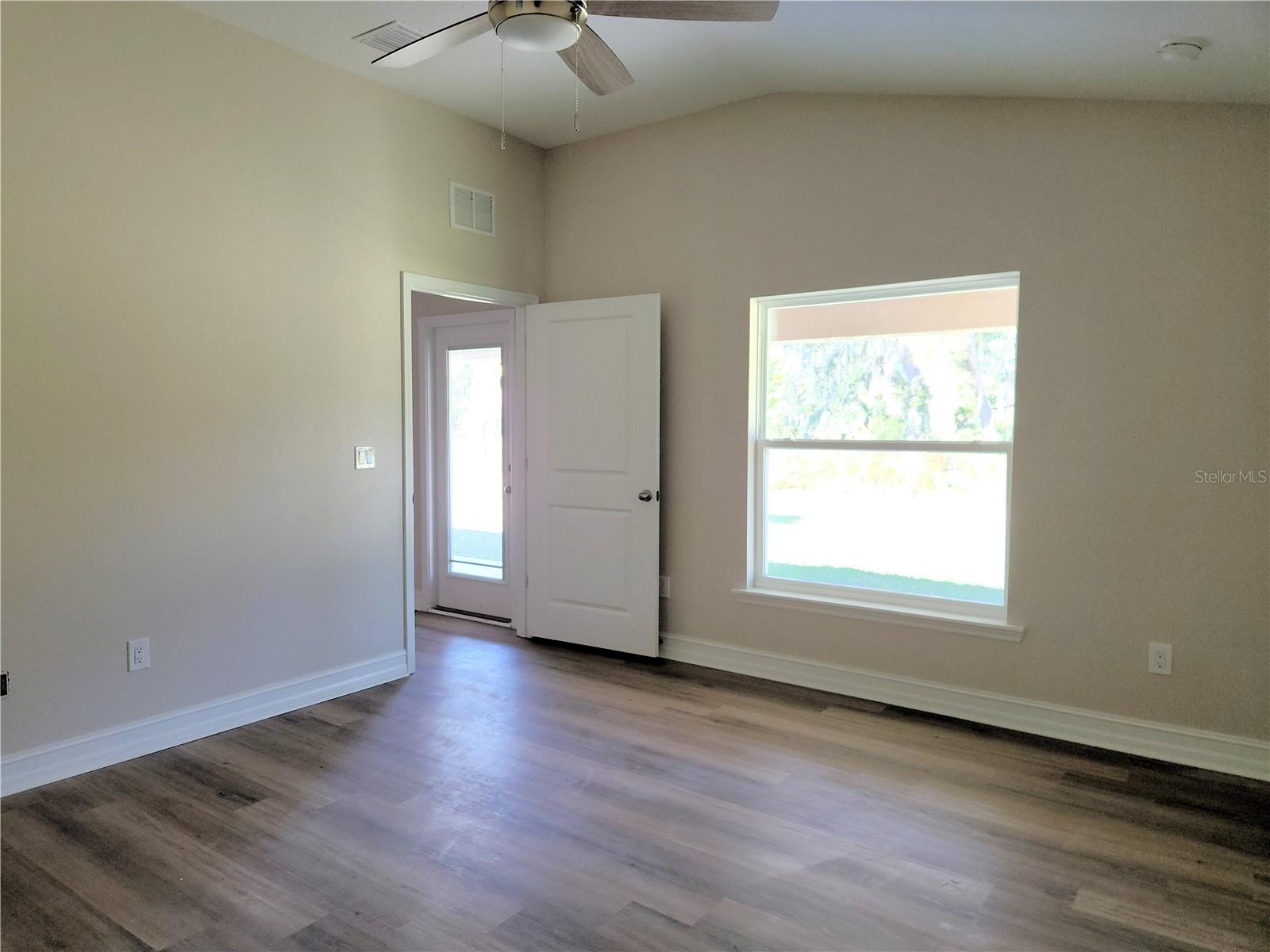 Image 11 of 17 For 418 Shannon Estates Court