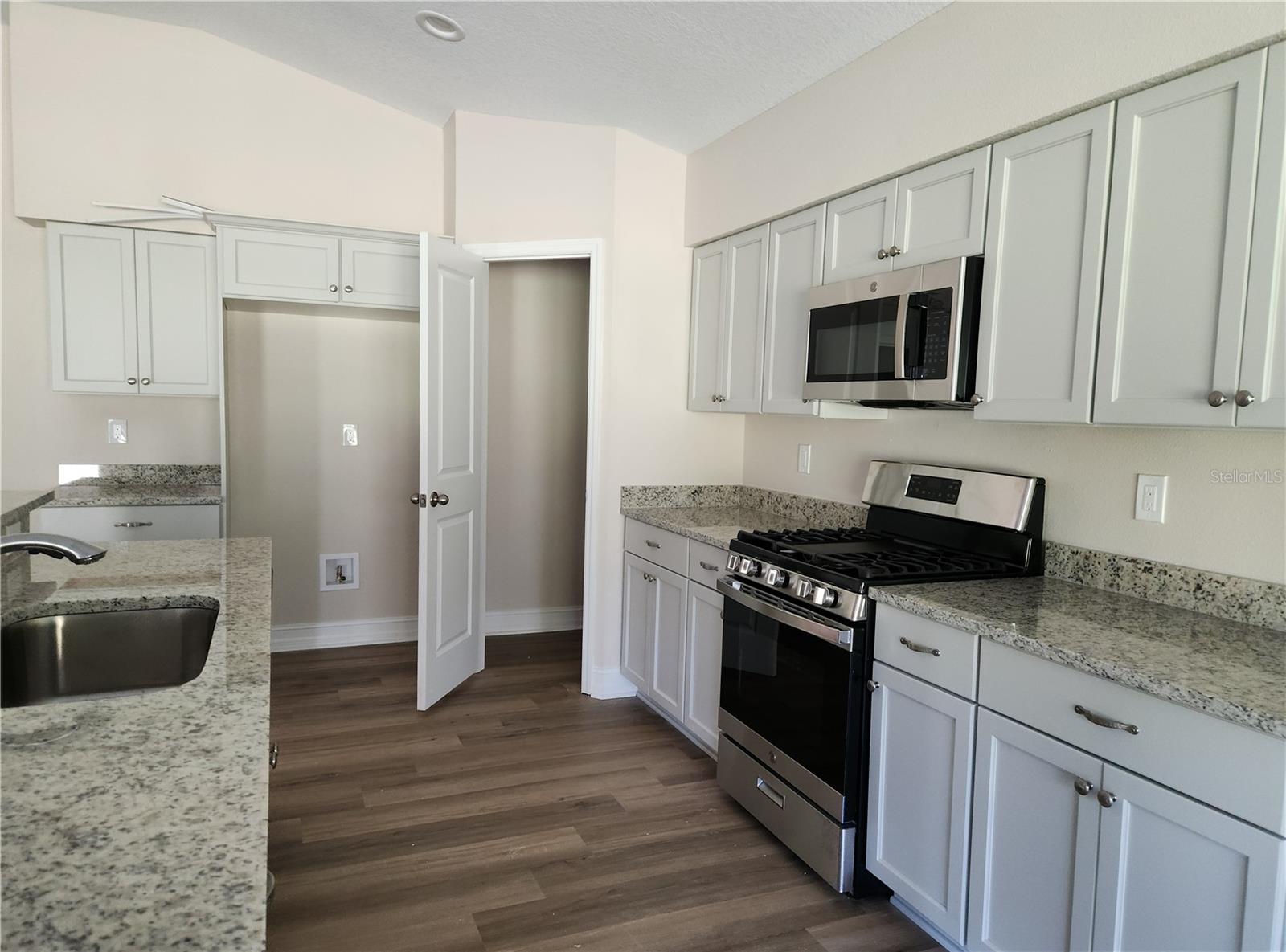 Image 7 of 17 For 418 Shannon Estates Court