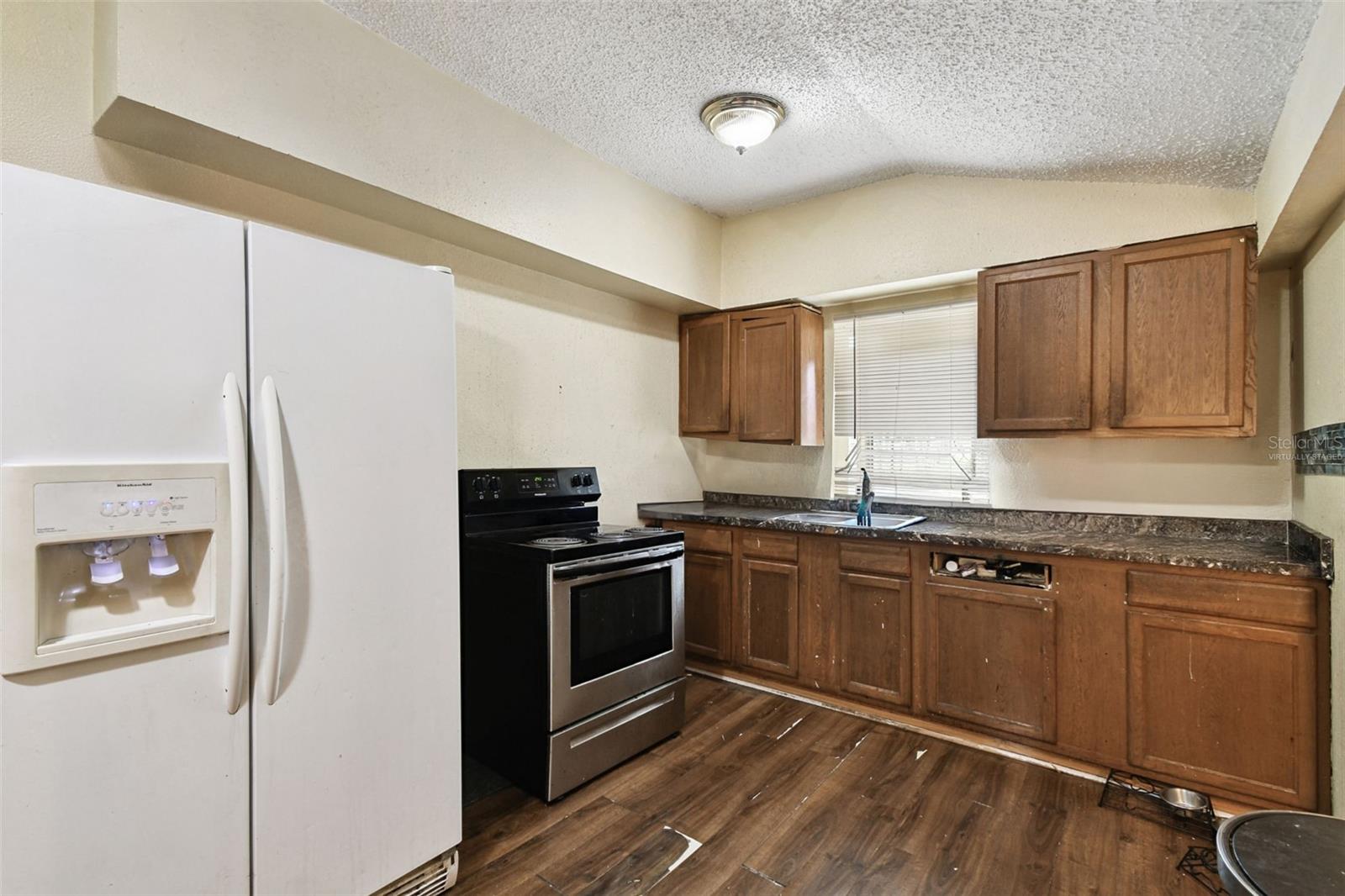 Listing photo id 5 for 3417 Lake Avenue