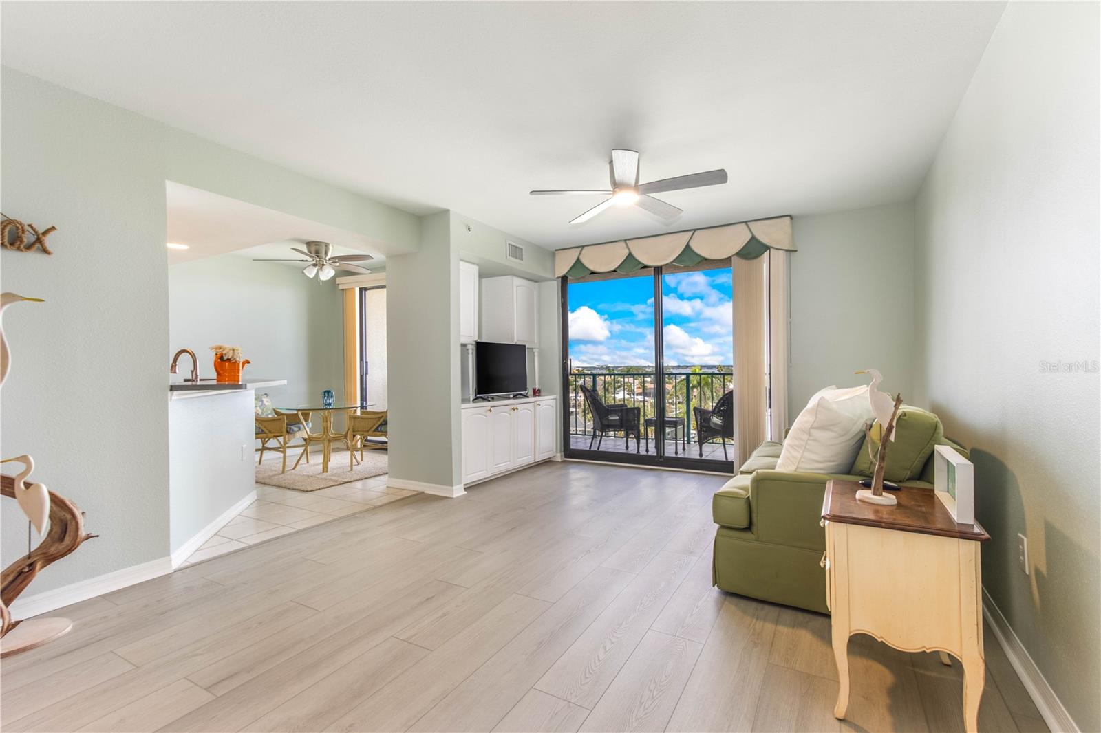 Image 27 of 63 For 670 Island Way 501