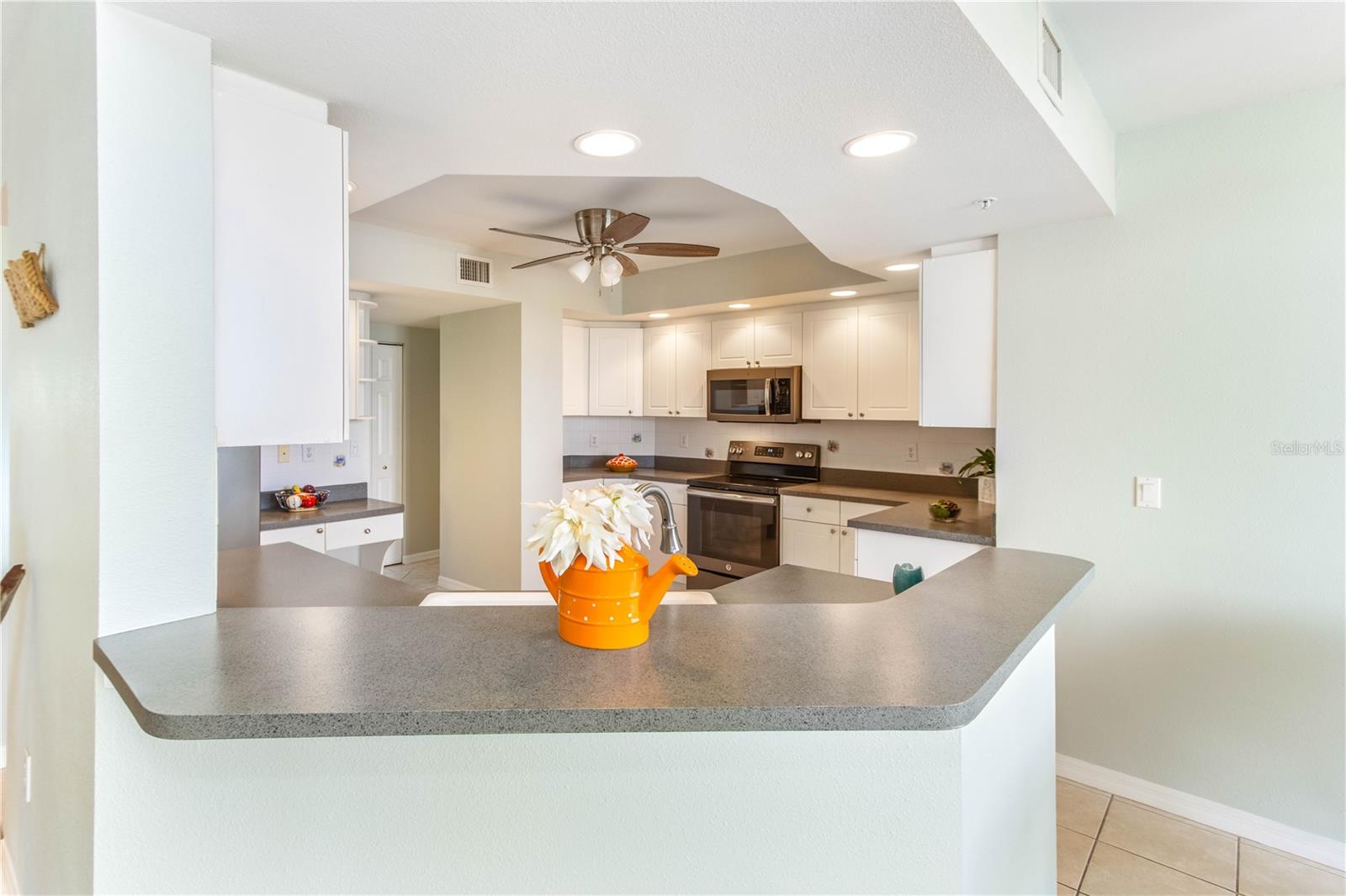 Image 33 of 63 For 670 Island Way 501