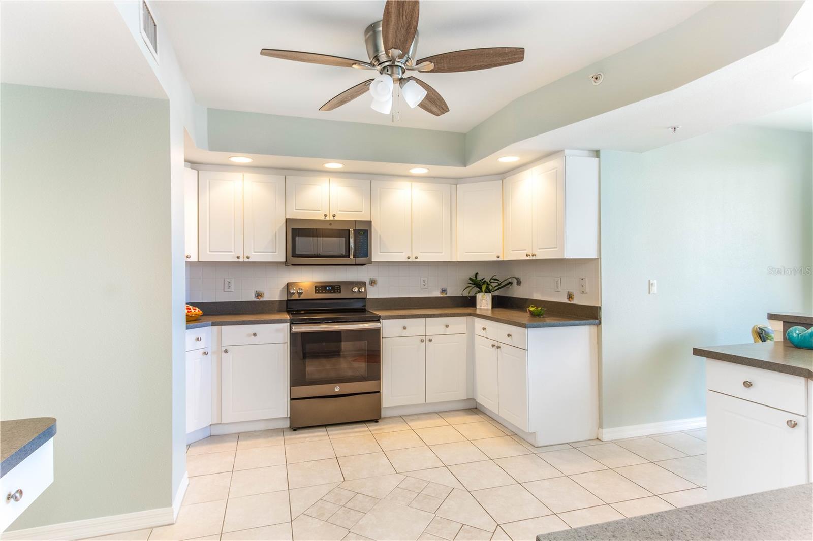 Image 34 of 63 For 670 Island Way 501