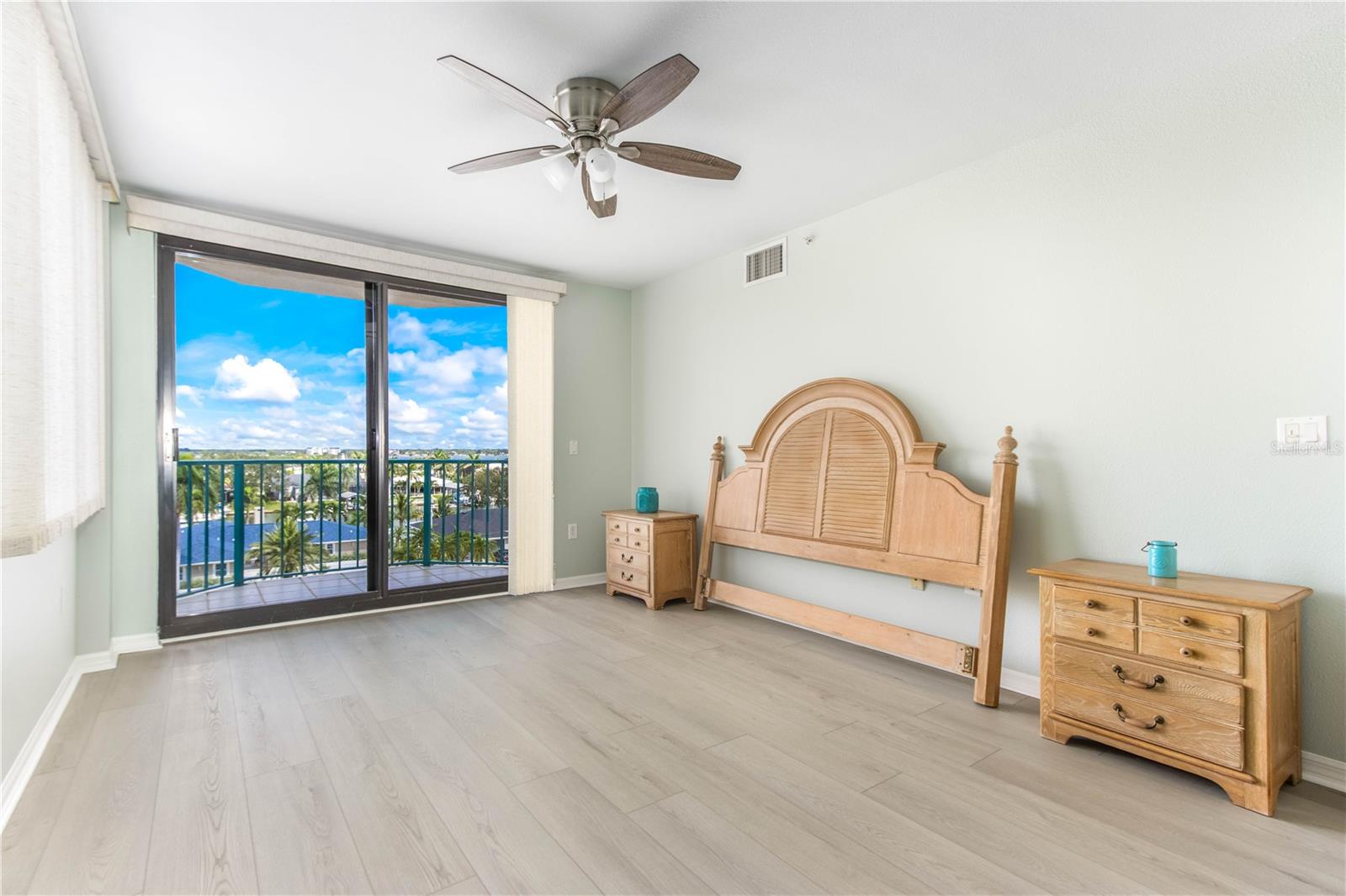 Image 42 of 63 For 670 Island Way 501