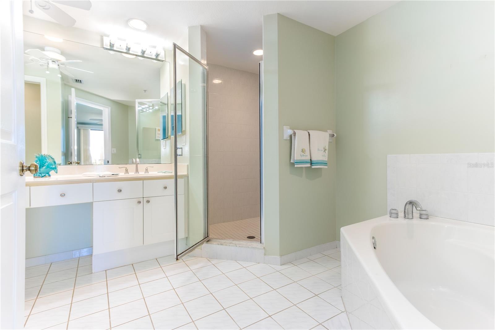 Image 45 of 63 For 670 Island Way 501