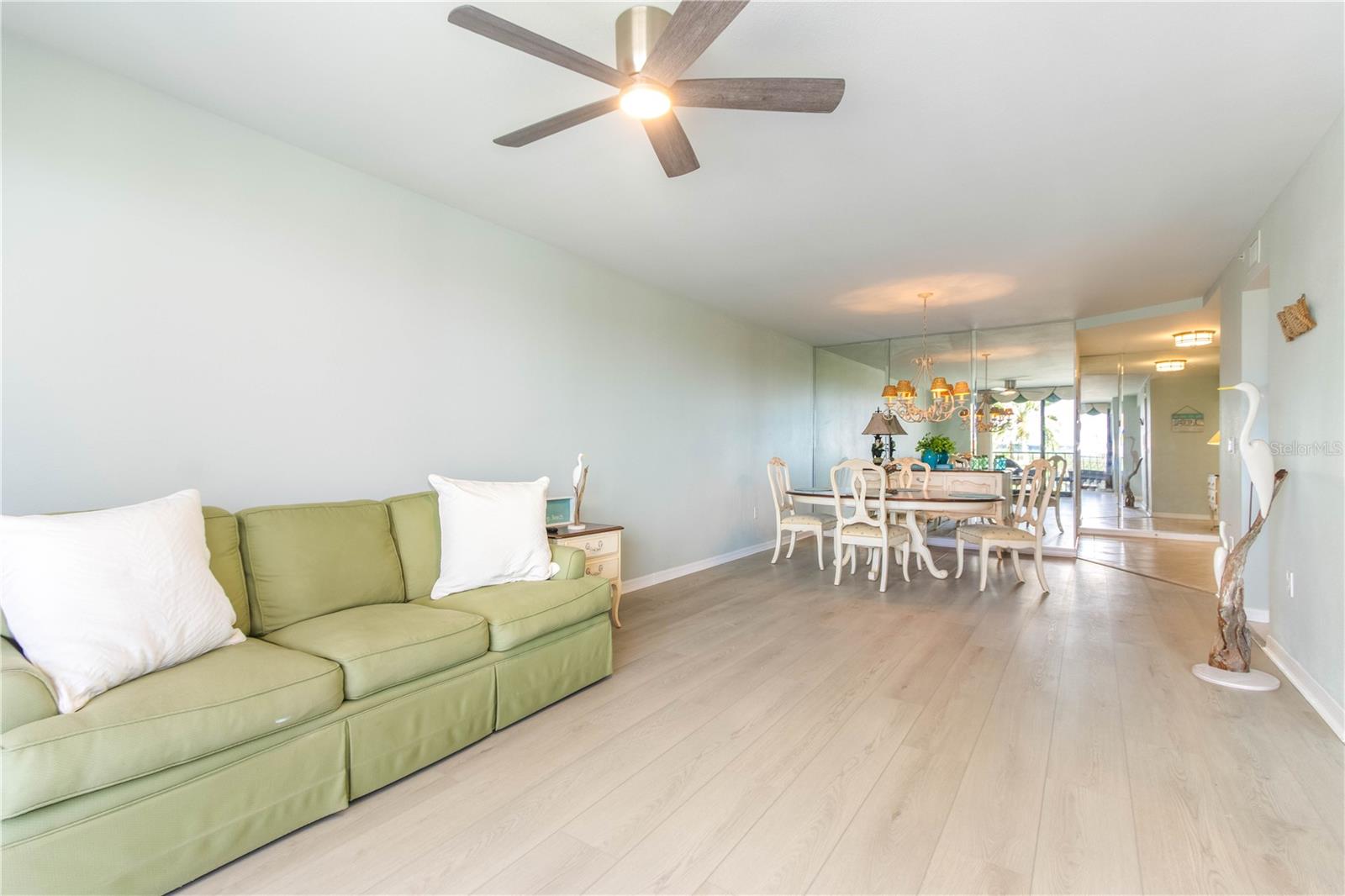 Image 50 of 63 For 670 Island Way 501