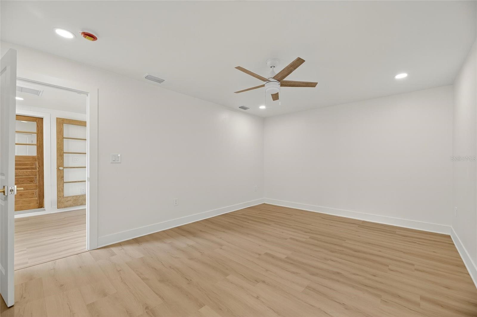 Image 21 of 41 For 4751 Burlington Avenue N