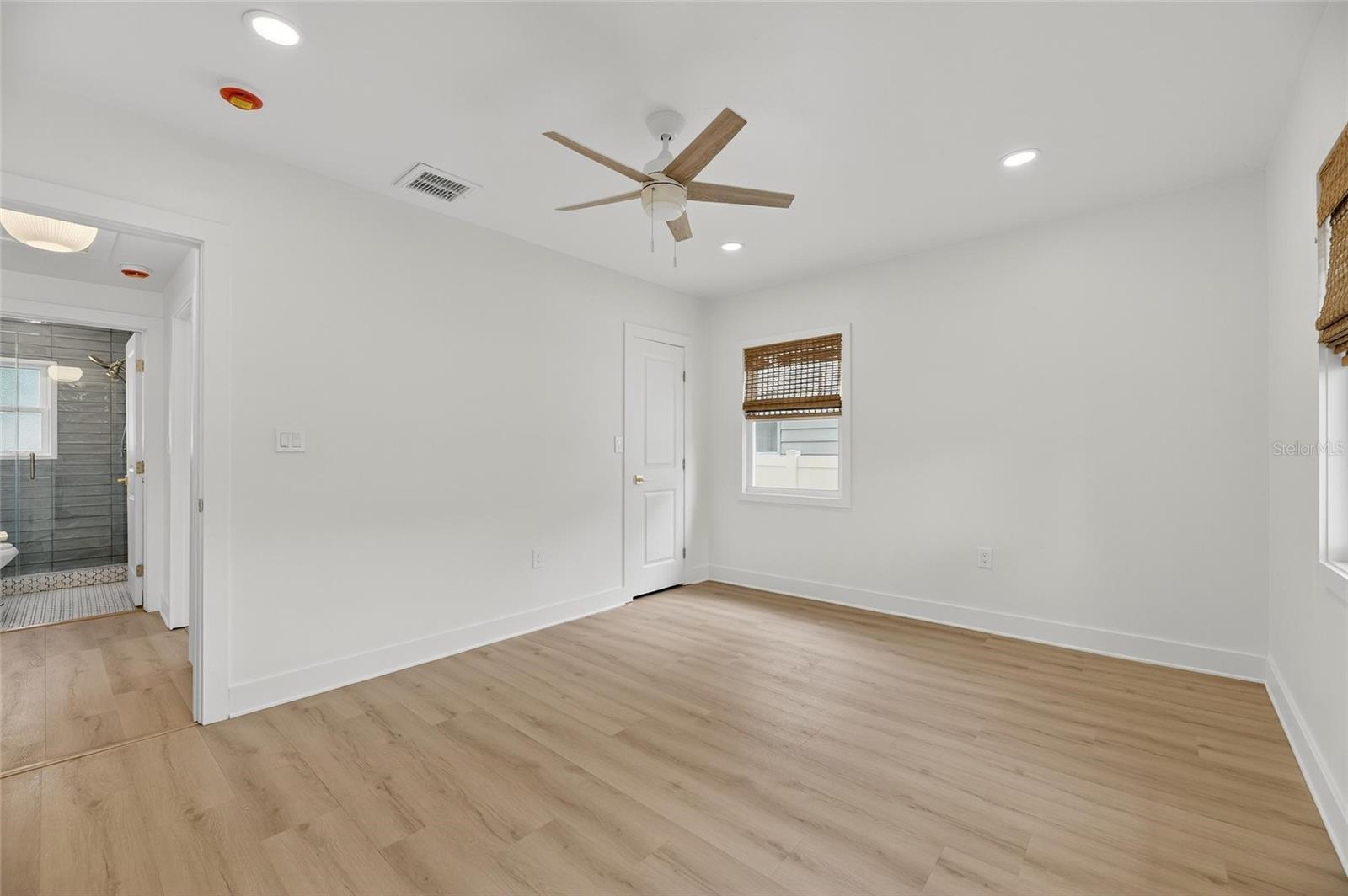 Image 33 of 41 For 4751 Burlington Avenue N