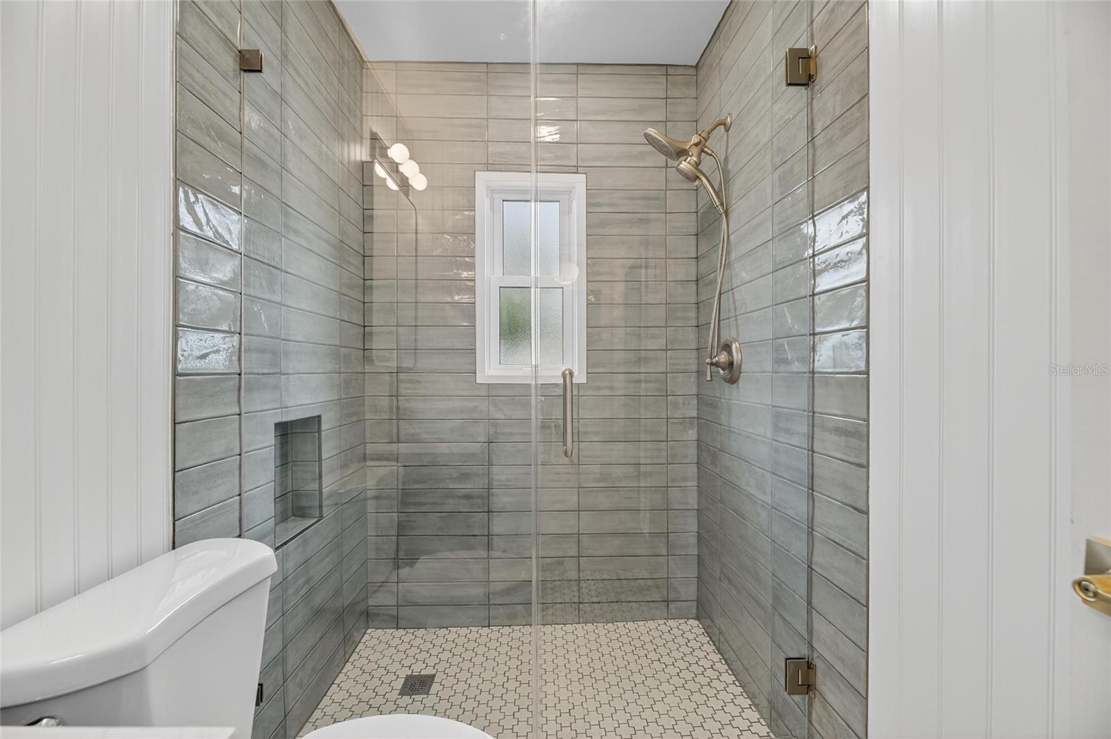 Image 35 of 41 For 4751 Burlington Avenue N