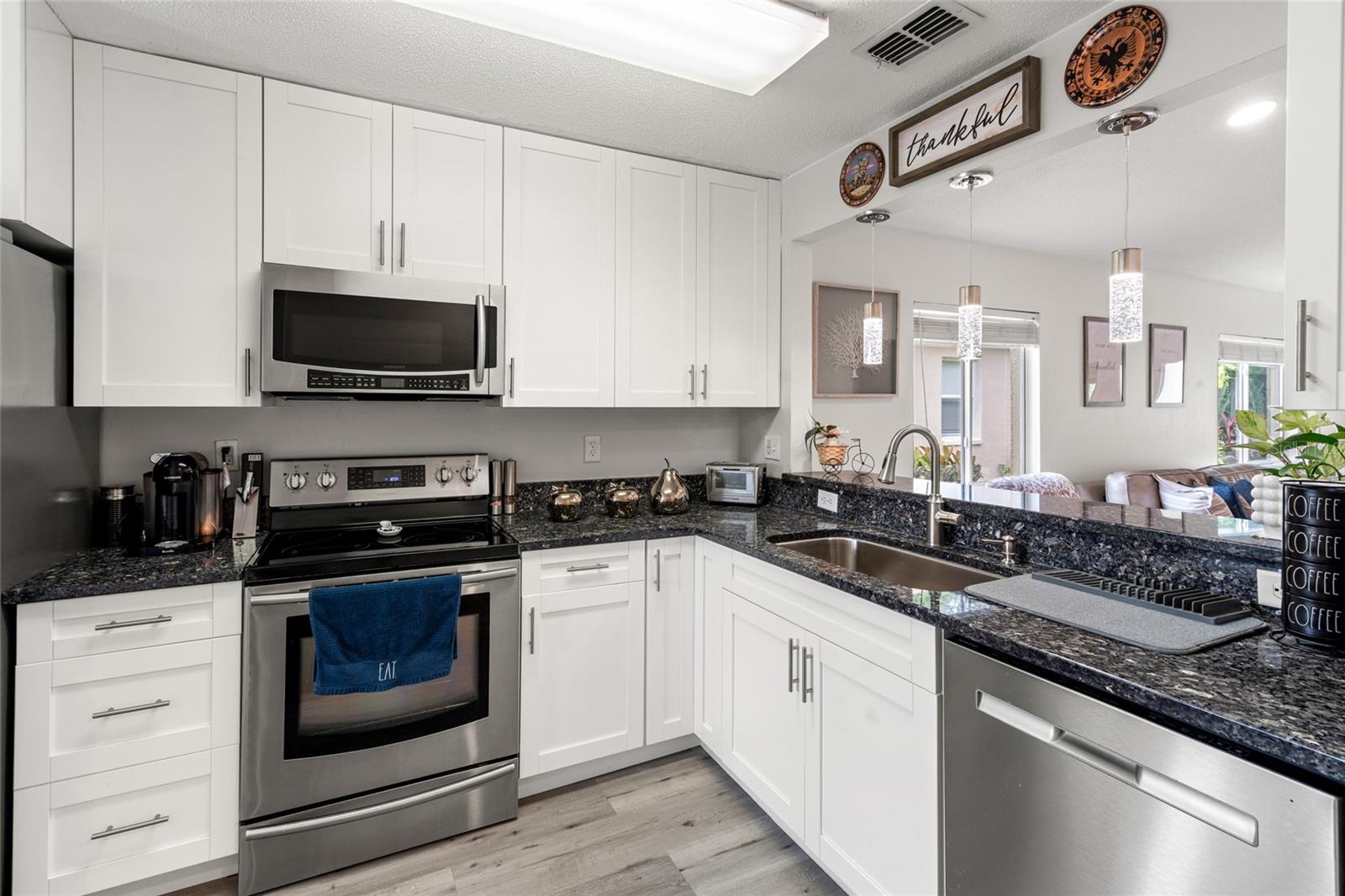 Listing photo id 7 for 27149 La Jolla Way