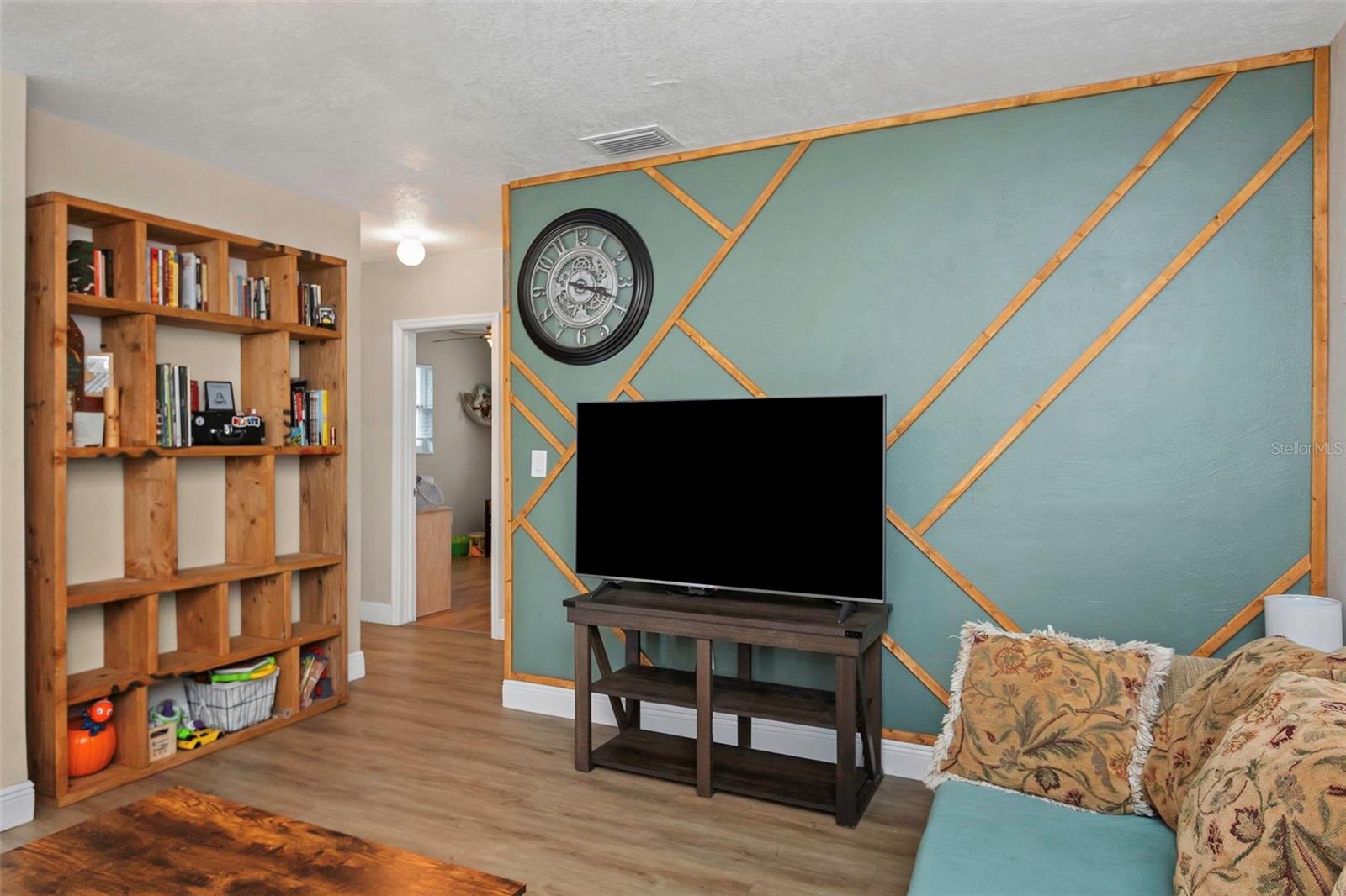 Image 4 of 53 For 1536 Lakeview Road