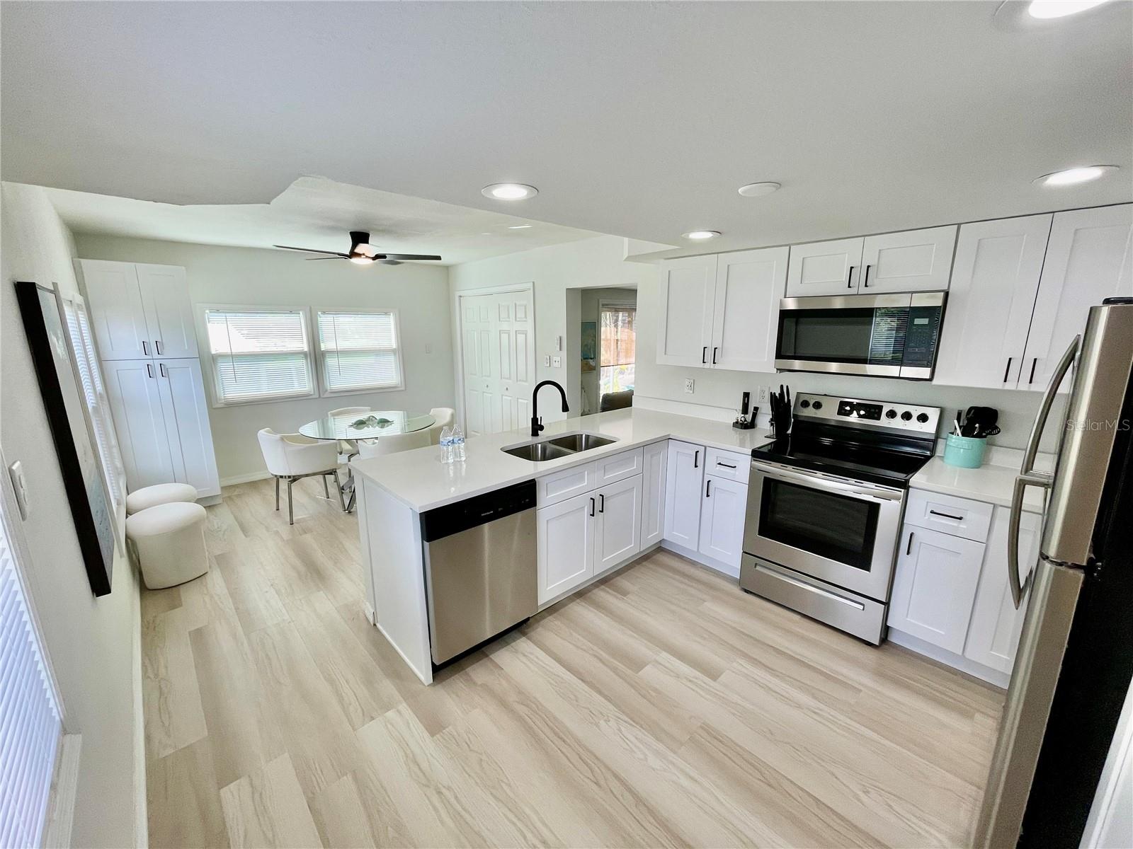 Listing photo id 15 for 7281 Aberdeen Court