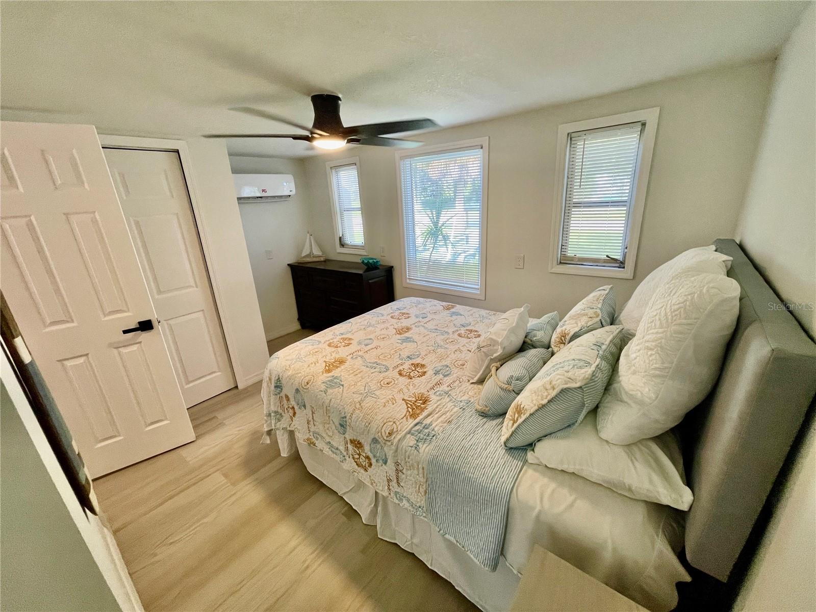 Listing photo id 1 for 7281 Aberdeen Court