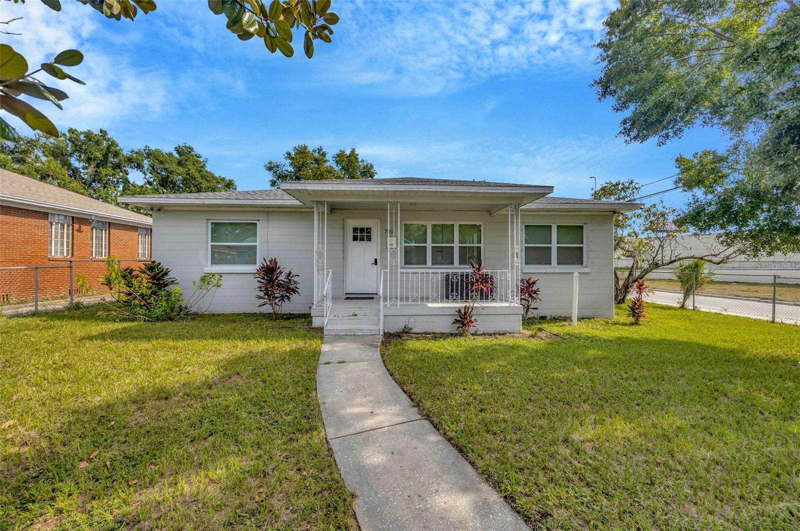 Image 4 of 49 For 701 Adalee Street