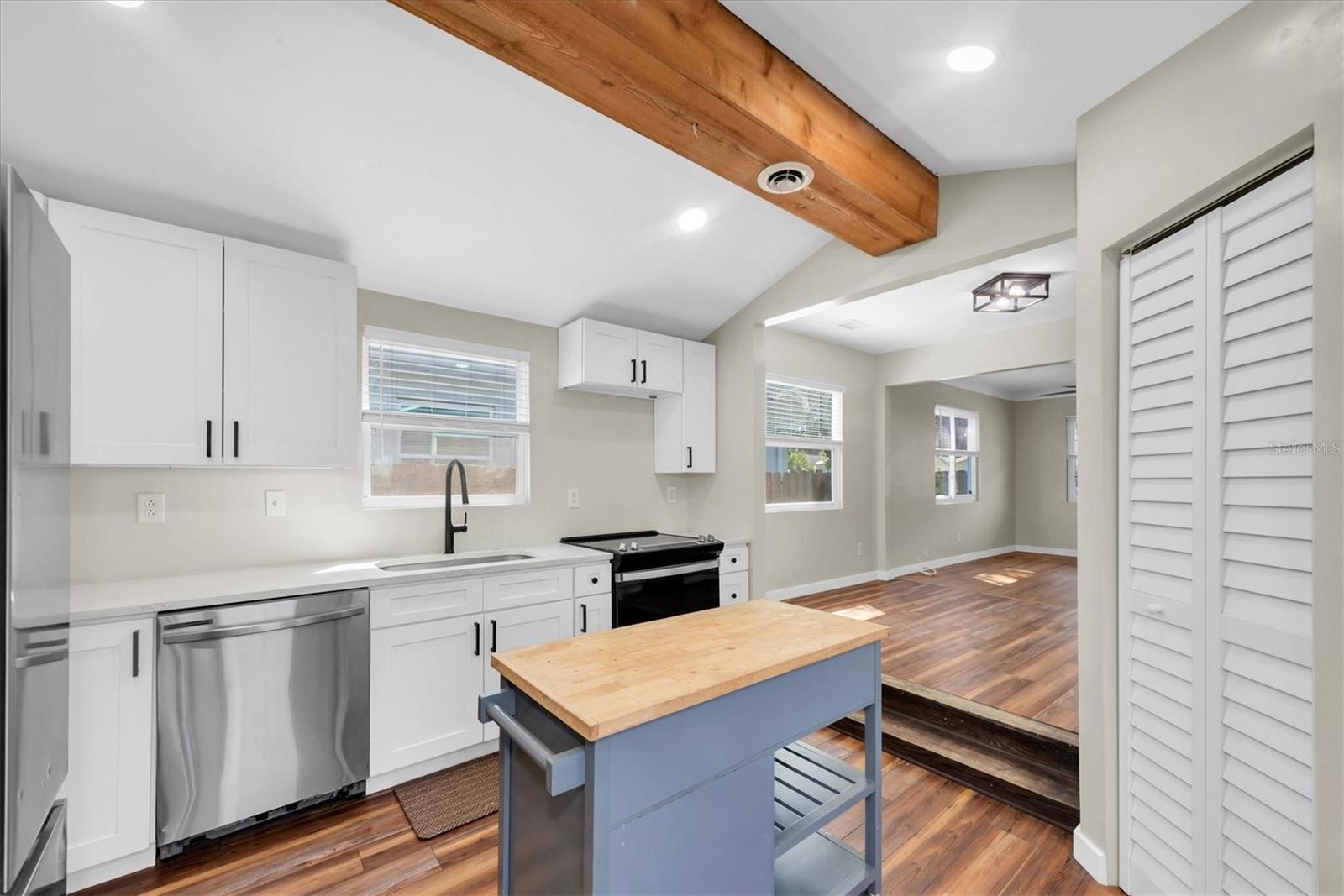 Listing photo id 9 for 1153 55th Avenue N