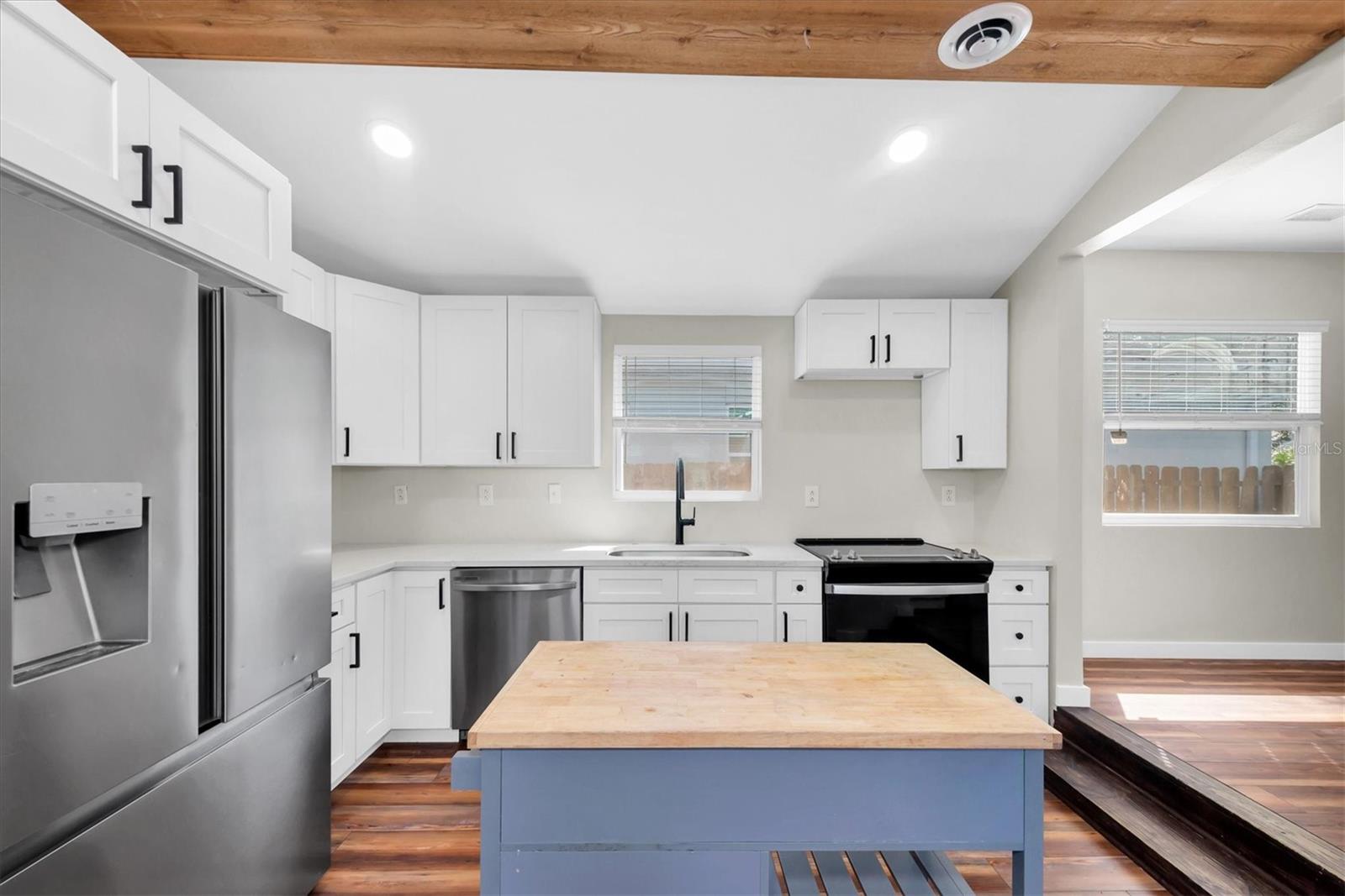 Listing photo id 10 for 1153 55th Avenue N