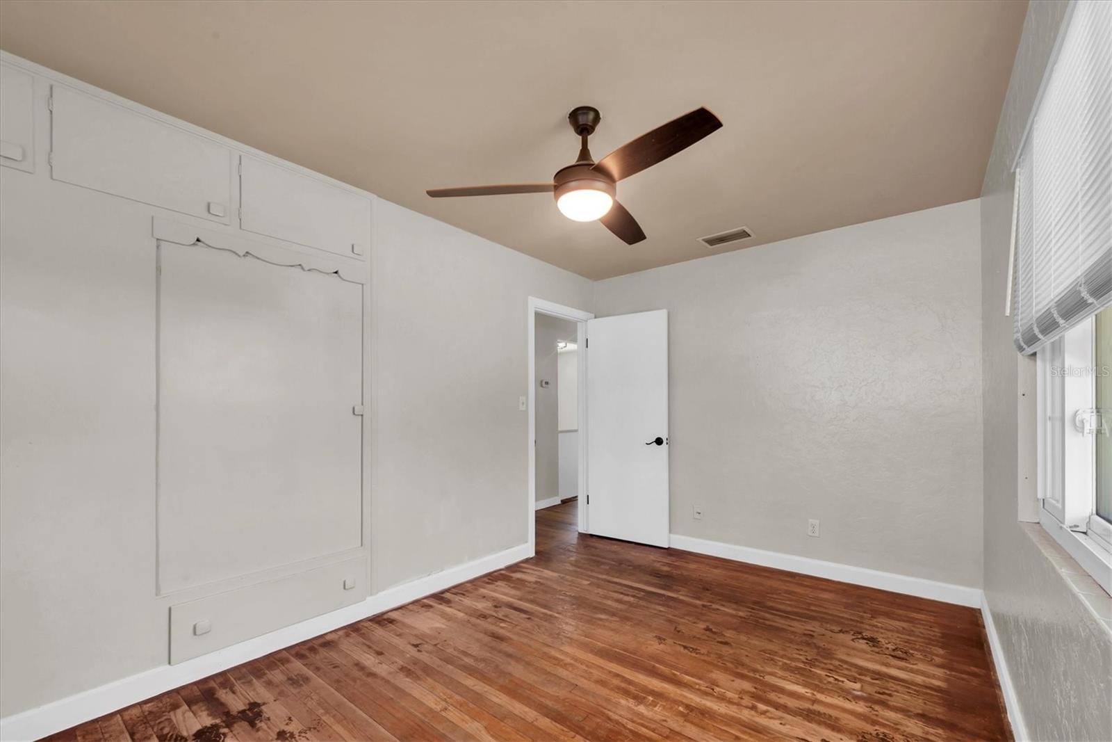 Listing photo id 12 for 1153 55th Avenue N