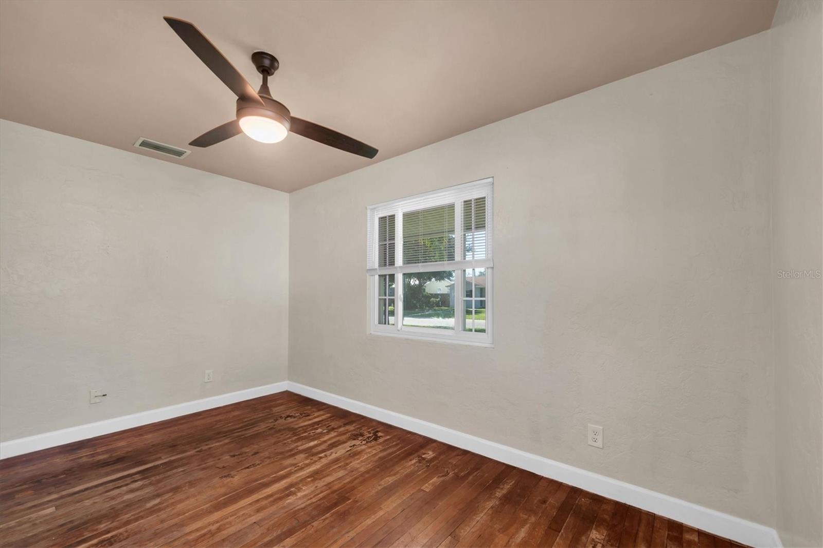 Listing photo id 14 for 1153 55th Avenue N