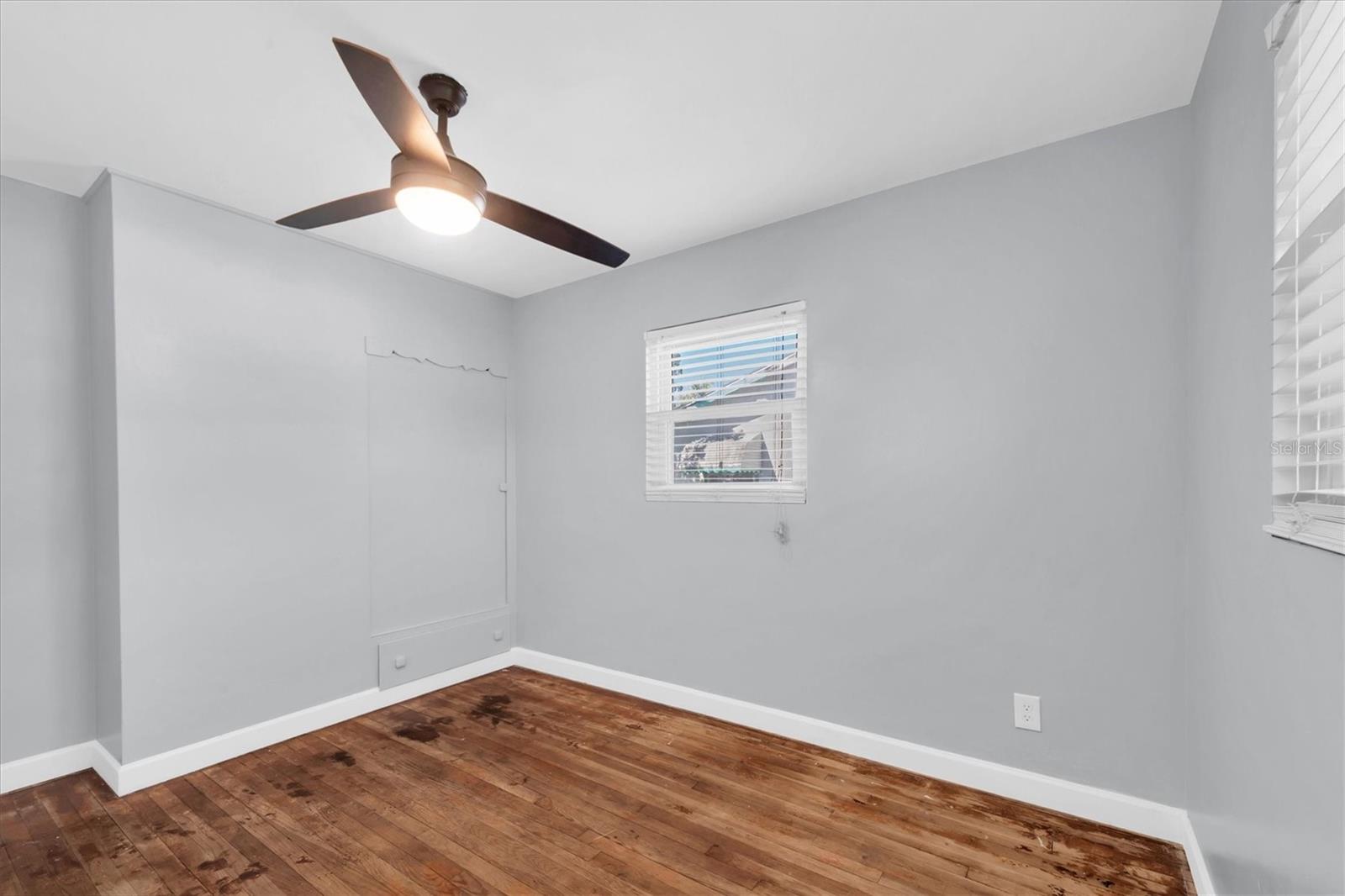 Listing photo id 17 for 1153 55th Avenue N