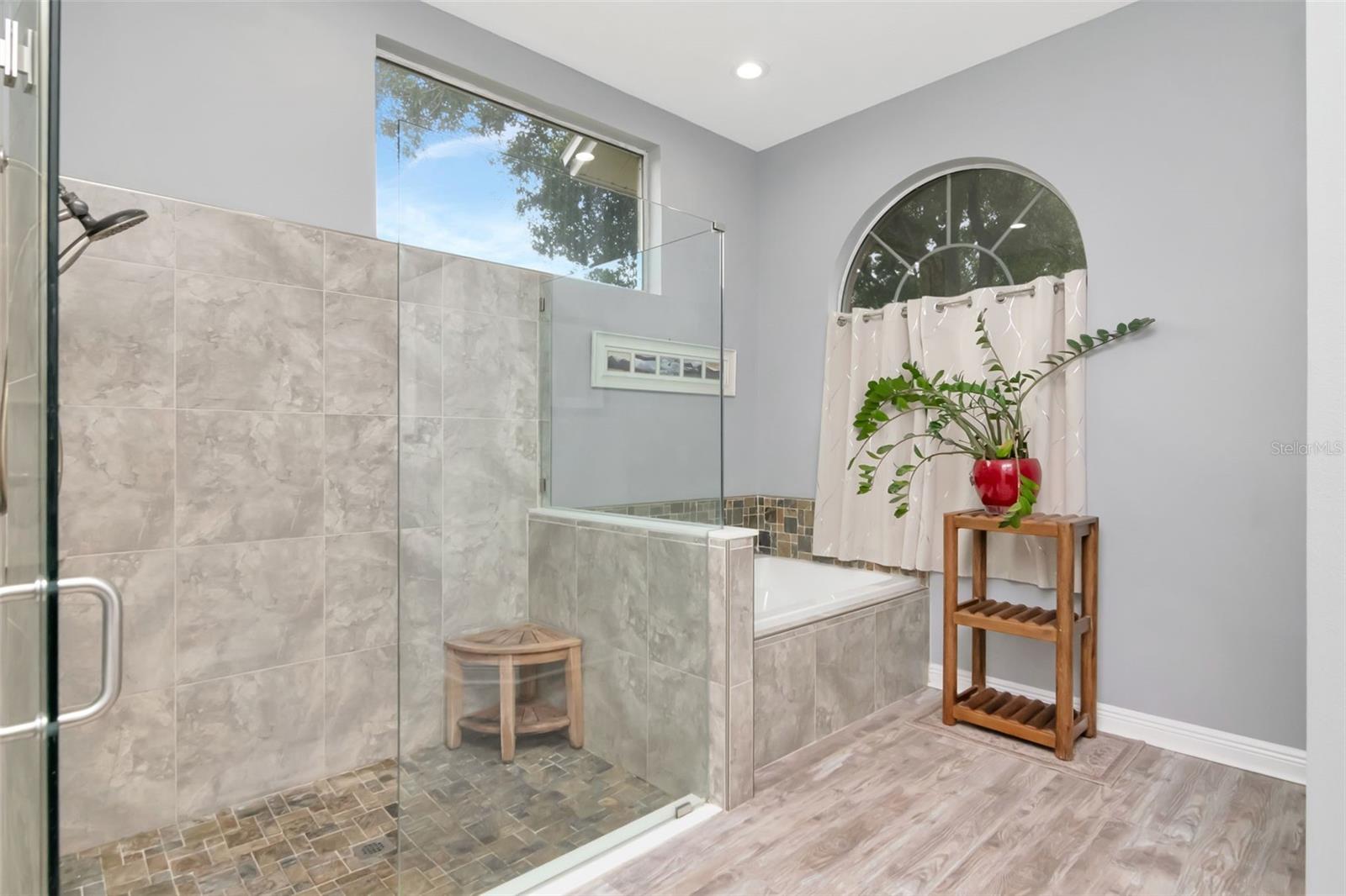 Listing photo id 11 for 5622 Glencrest Boulevard