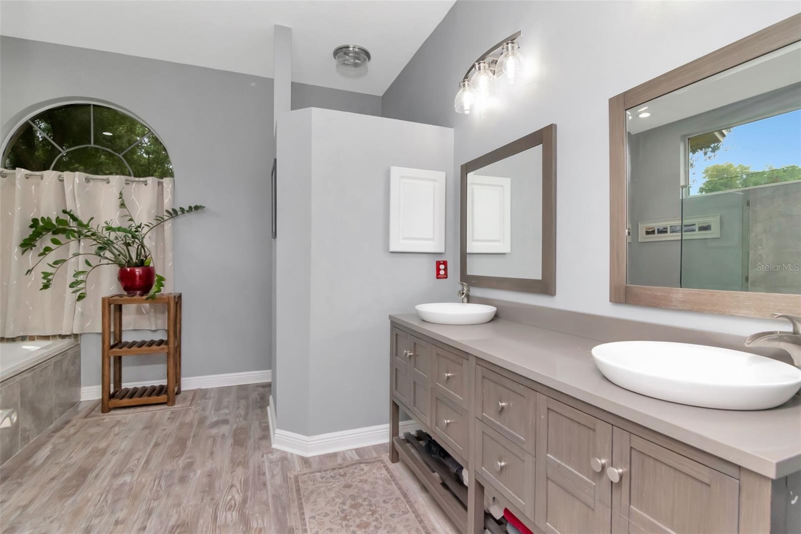 Listing photo id 12 for 5622 Glencrest Boulevard